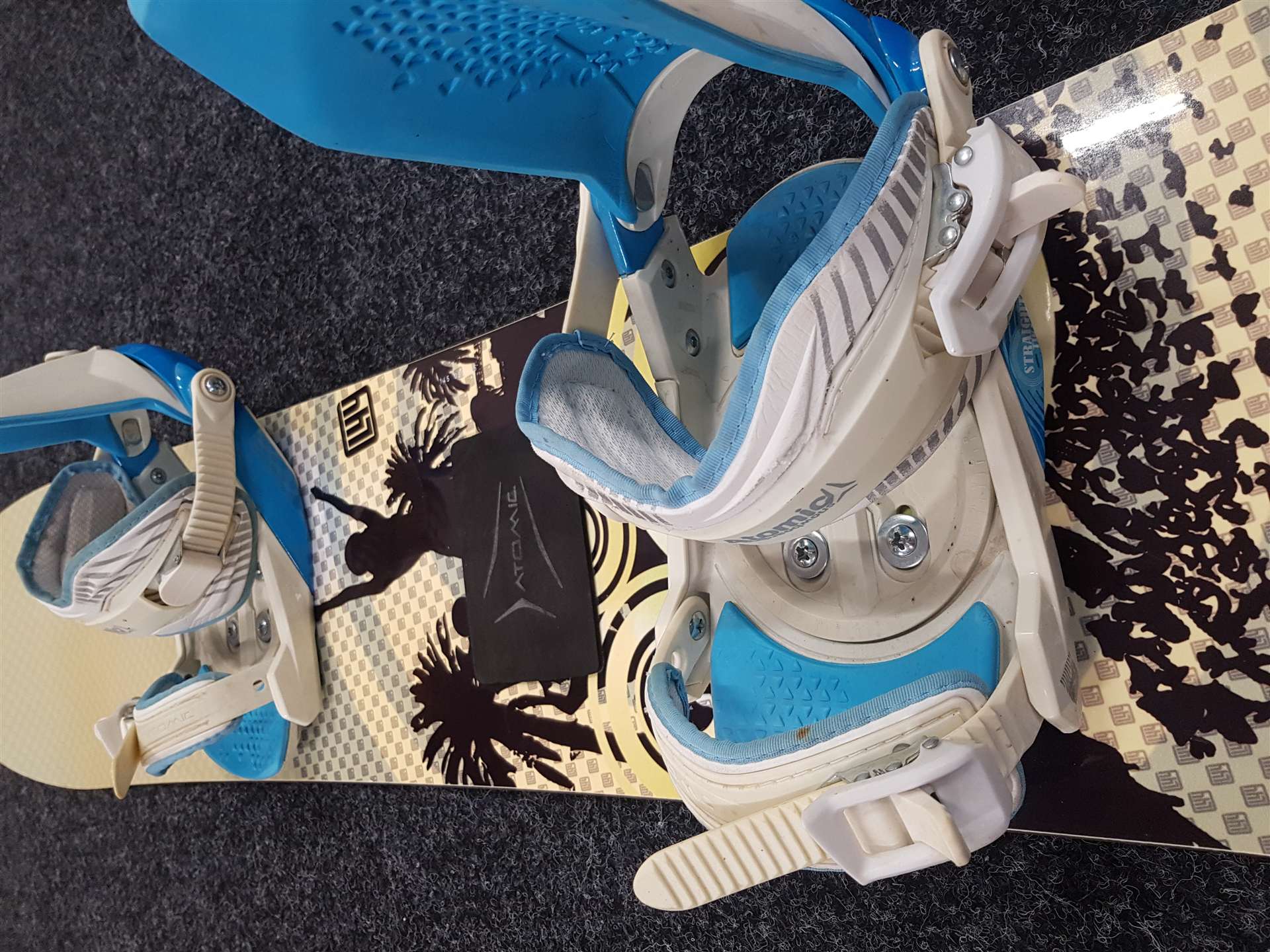 Snowboard Limited4you Waikiki d'occasion + fixations Atomic, taille M/L