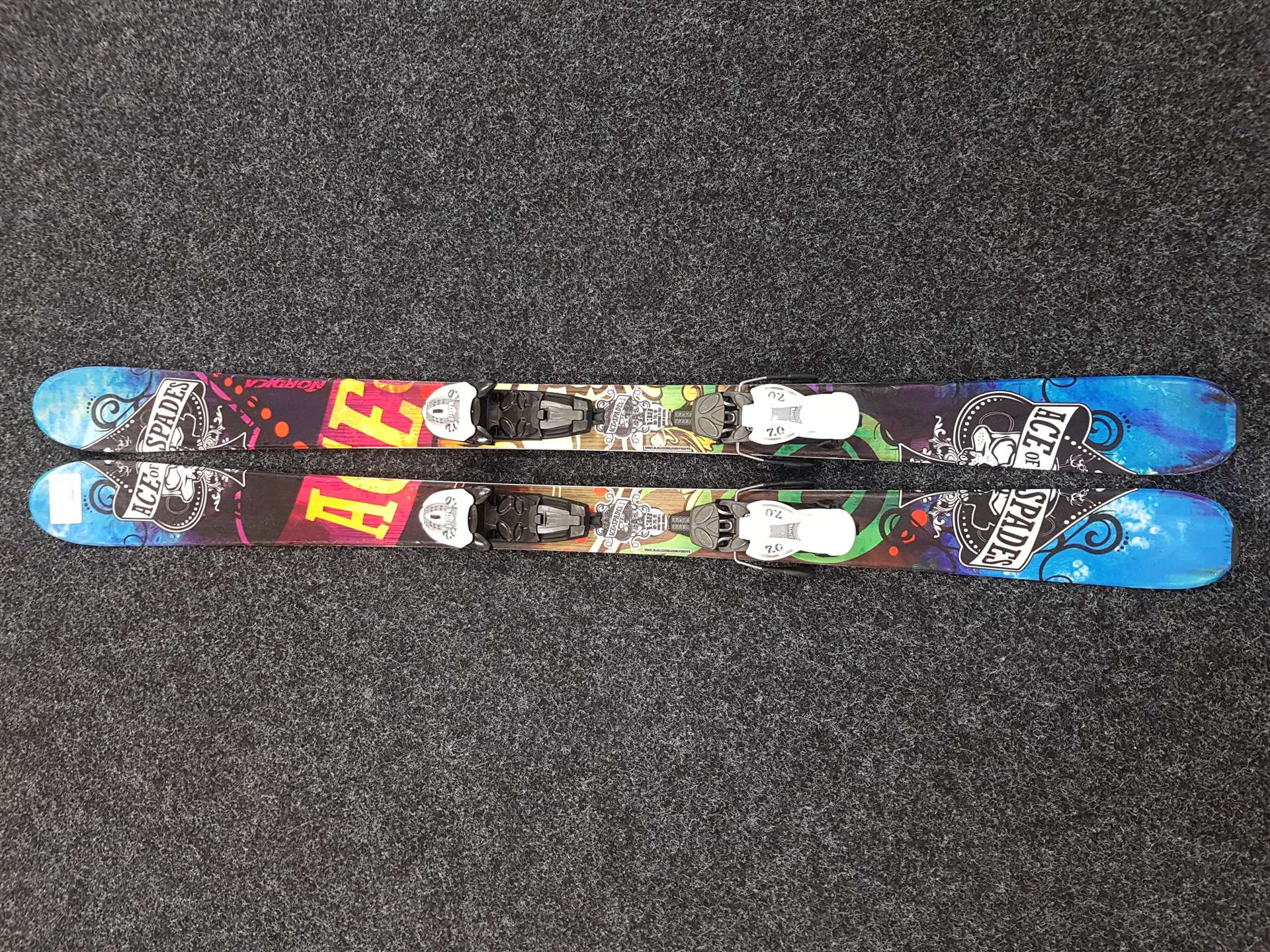 Schiuri freestyle NORDICA Ace of Spades Jr folosite + legături Marker 7.0