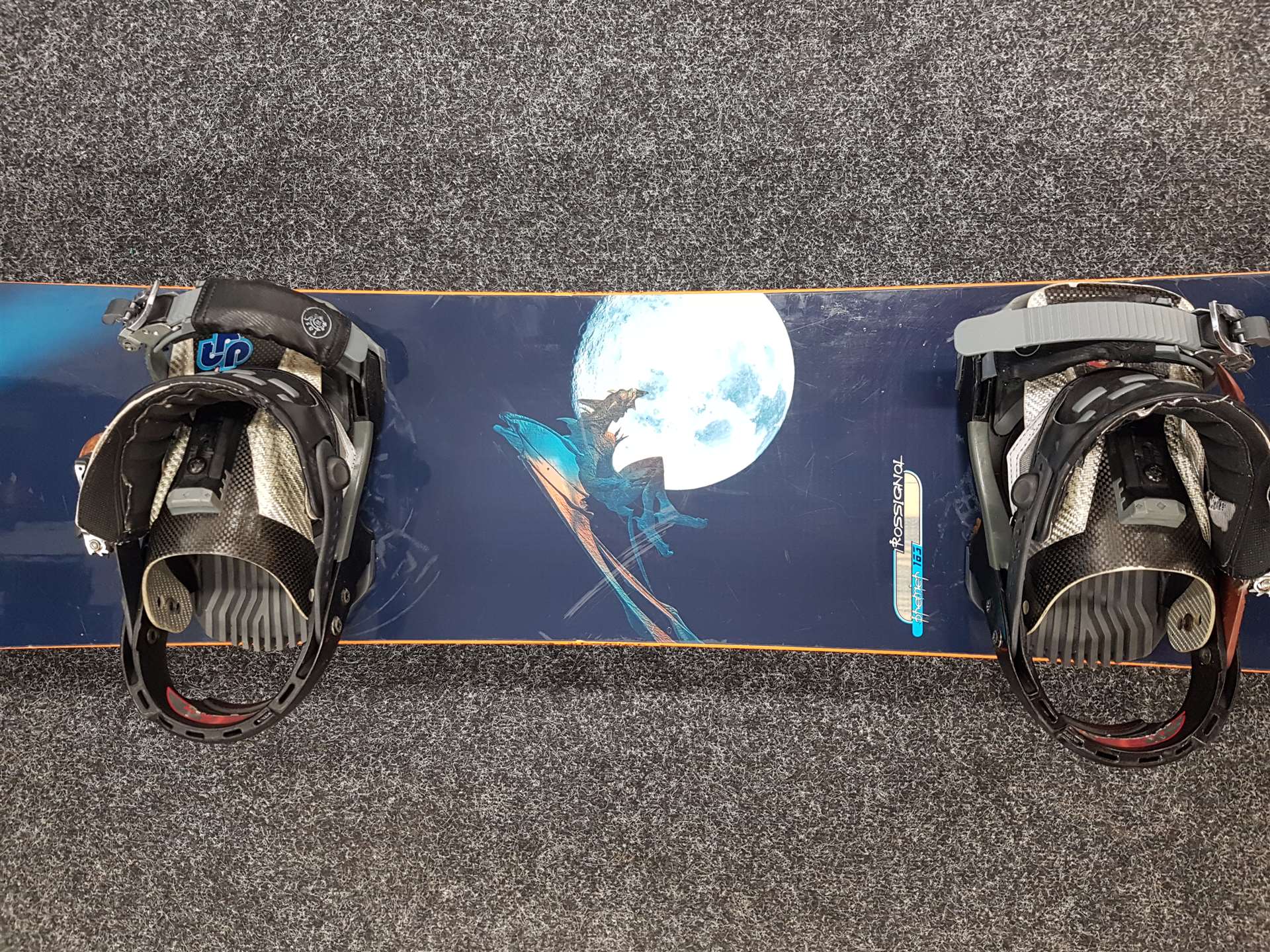 Używany snowboard Rossignol z wiązaniami Salomon L