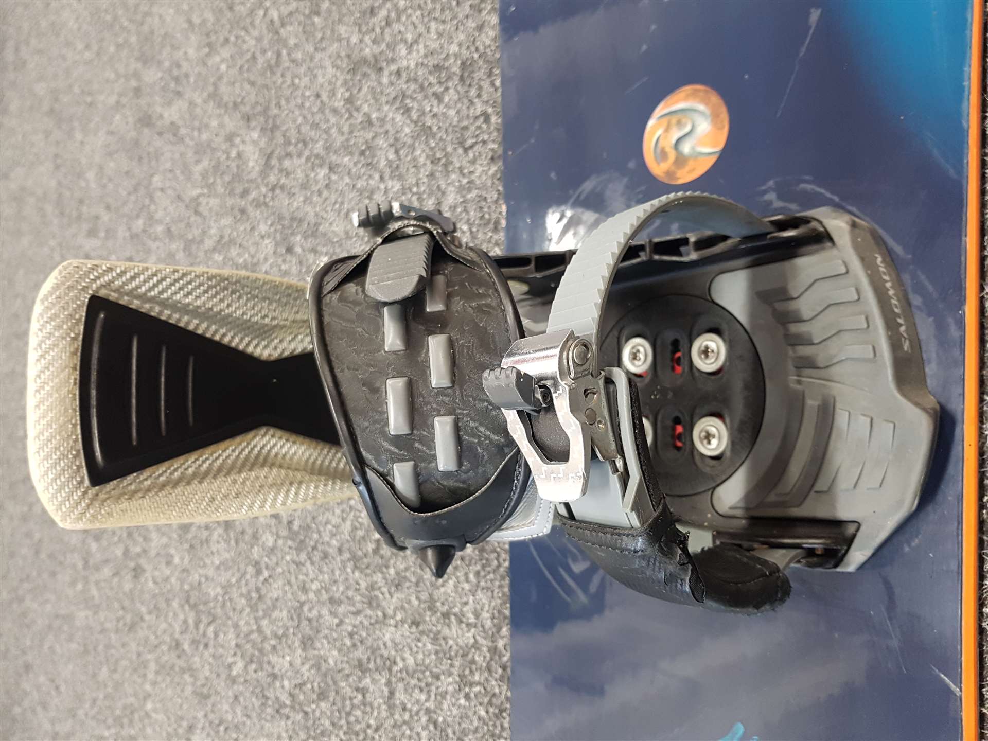 Używany snowboard Rossignol z wiązaniami Salomon L