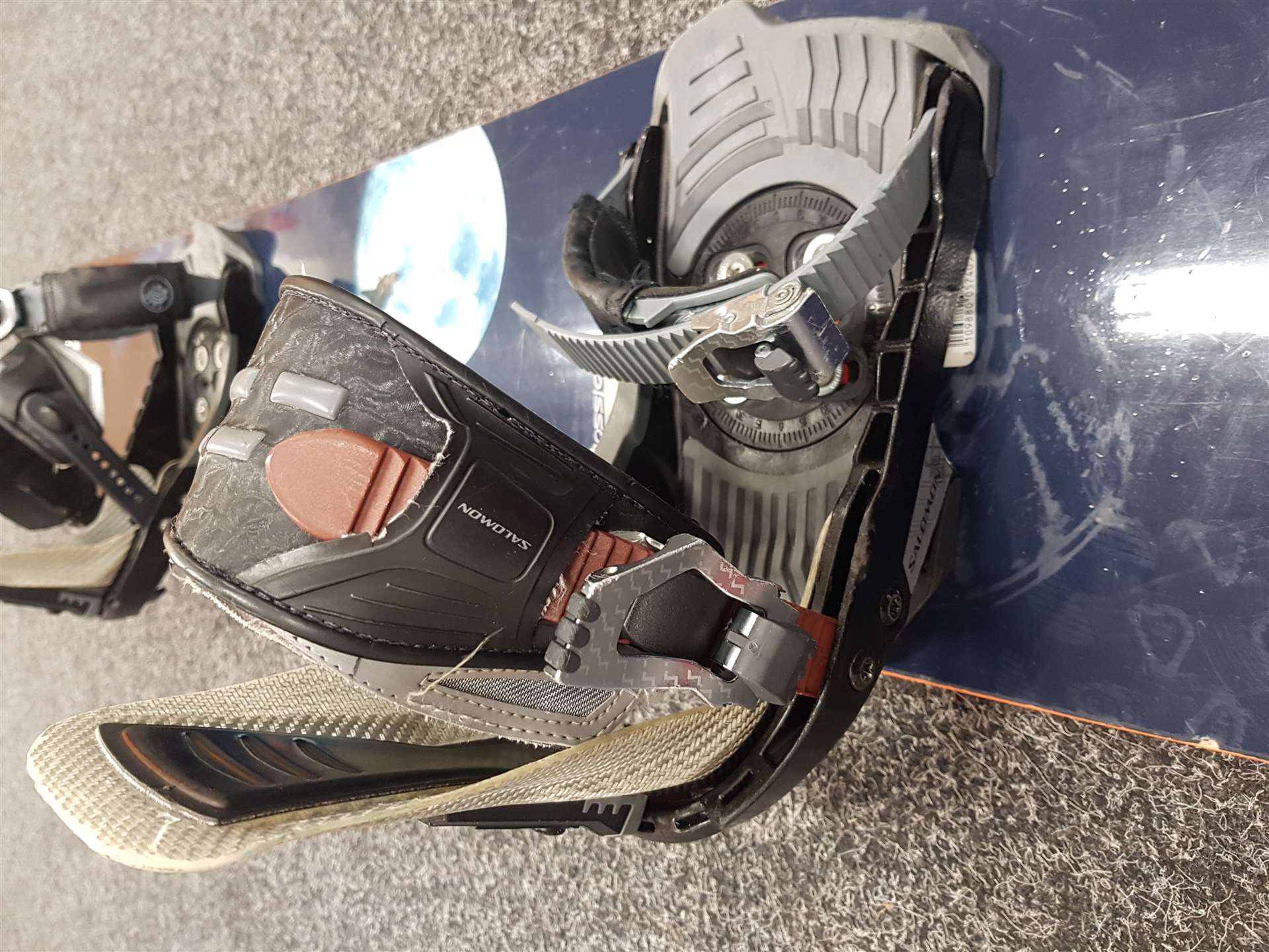 Używany snowboard Rossignol z wiązaniami Salomon L