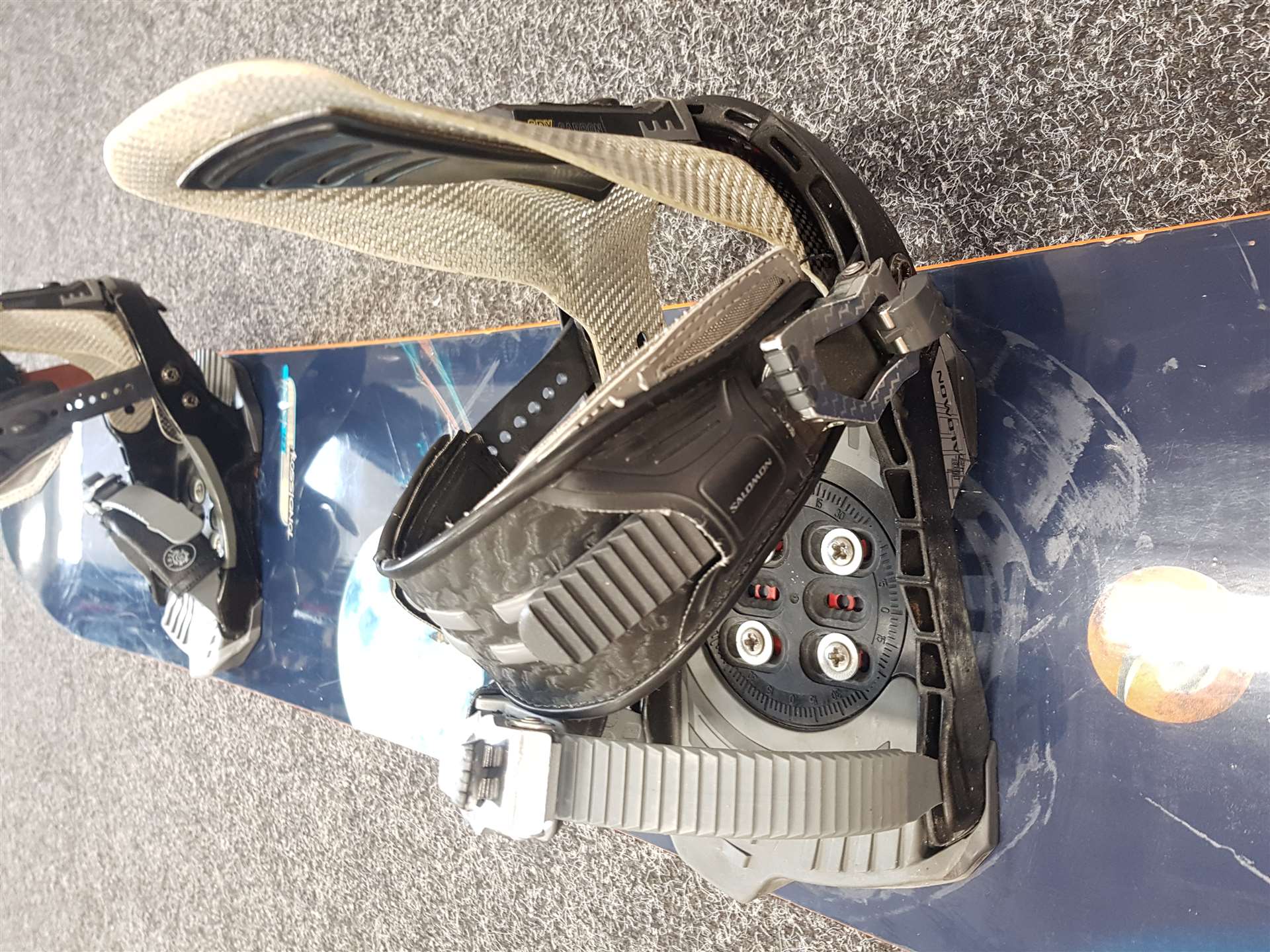 Używany snowboard Rossignol z wiązaniami Salomon L