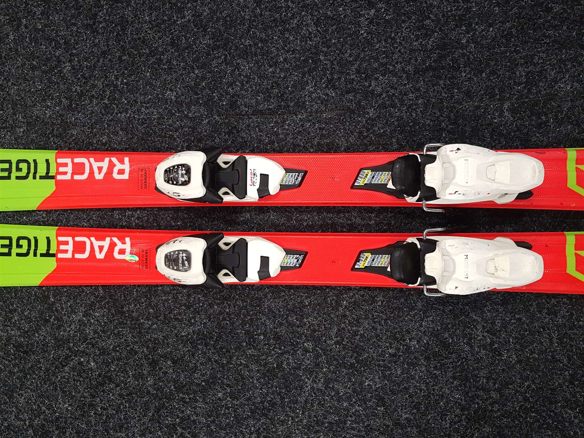 Esquís infantiles usados VOLKL Racetiger GS 11 + fijaciones Marker 4.5