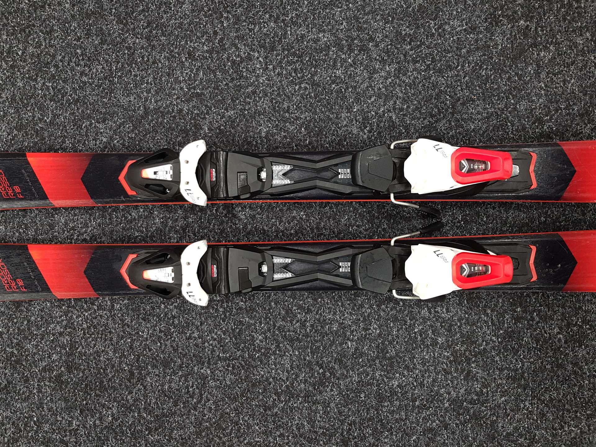 Esquís usados FISCHER Progressor F18 + fijaciones Fischer RS 11