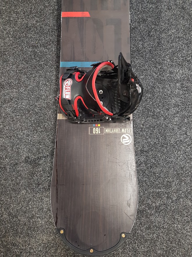 Używana deska snowboardowa Flow Rhytm + szybkie wiązanie Nidecker Flow w rozmiarze M/L