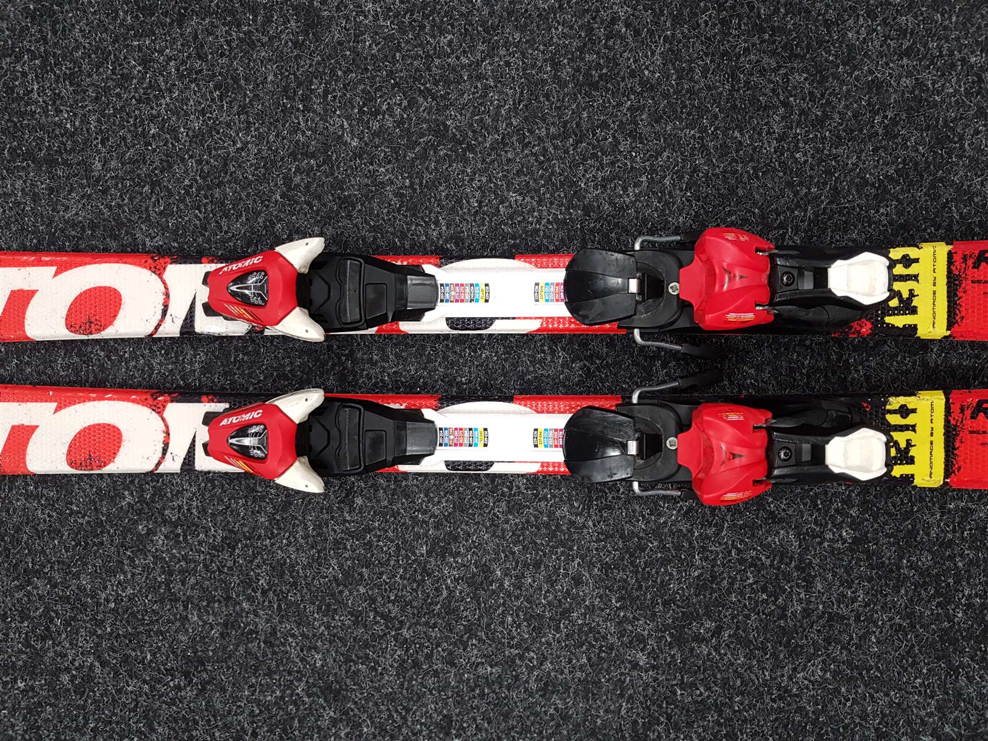 Sci da sci usati per bambini, modello ATOMIC Redster 130 + attacchi Atomic XTE 7.