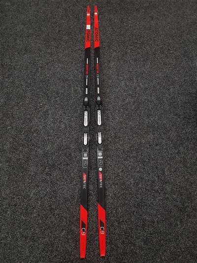 Skis de fond Atomic Redster Skintec C9 d'occasion + fixations NNN Rottefel. 