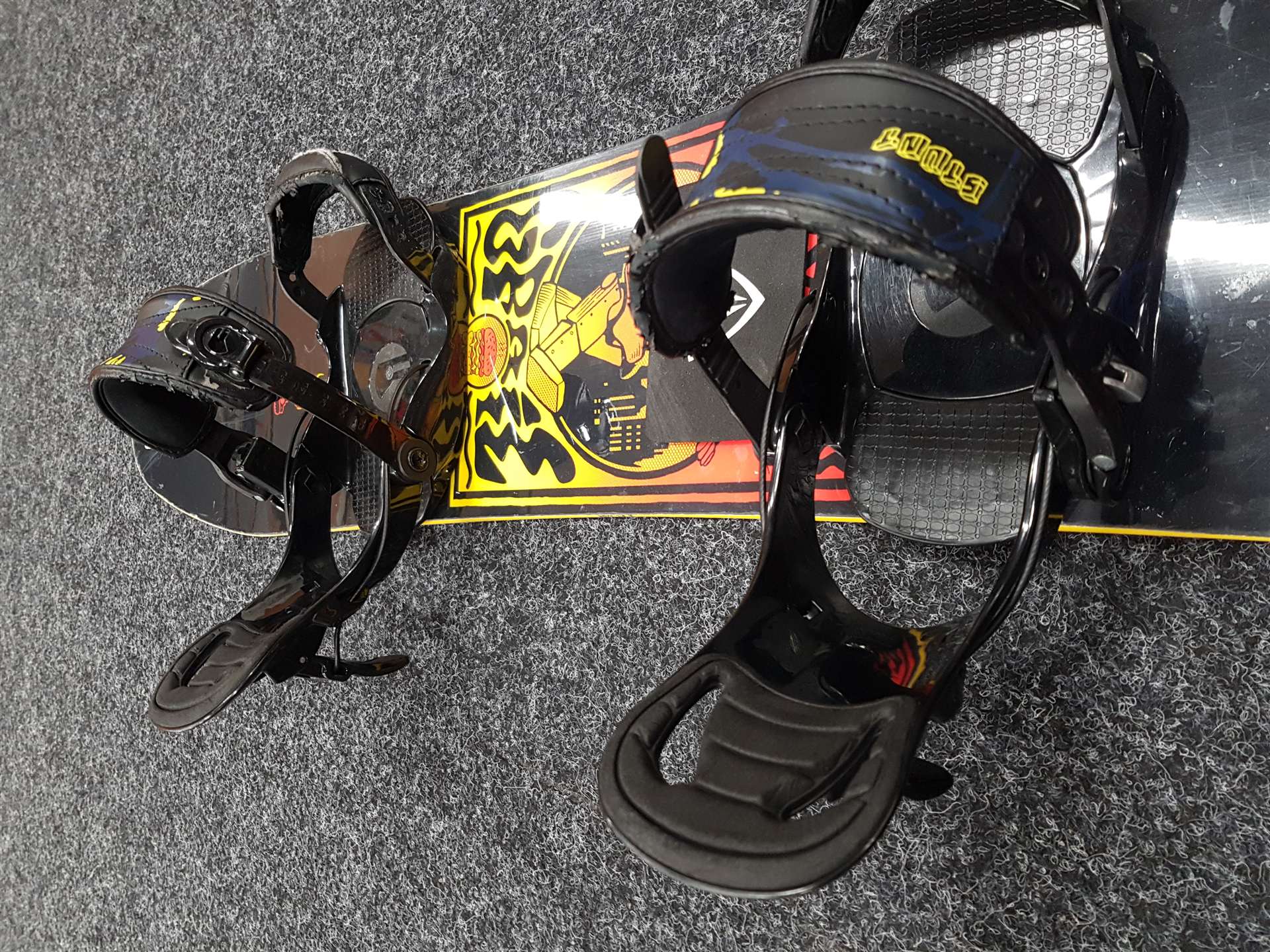 Używana deska snowboardowa SALOMON Grail + wiązania Stunt Fast Tec rozmiar XS/S