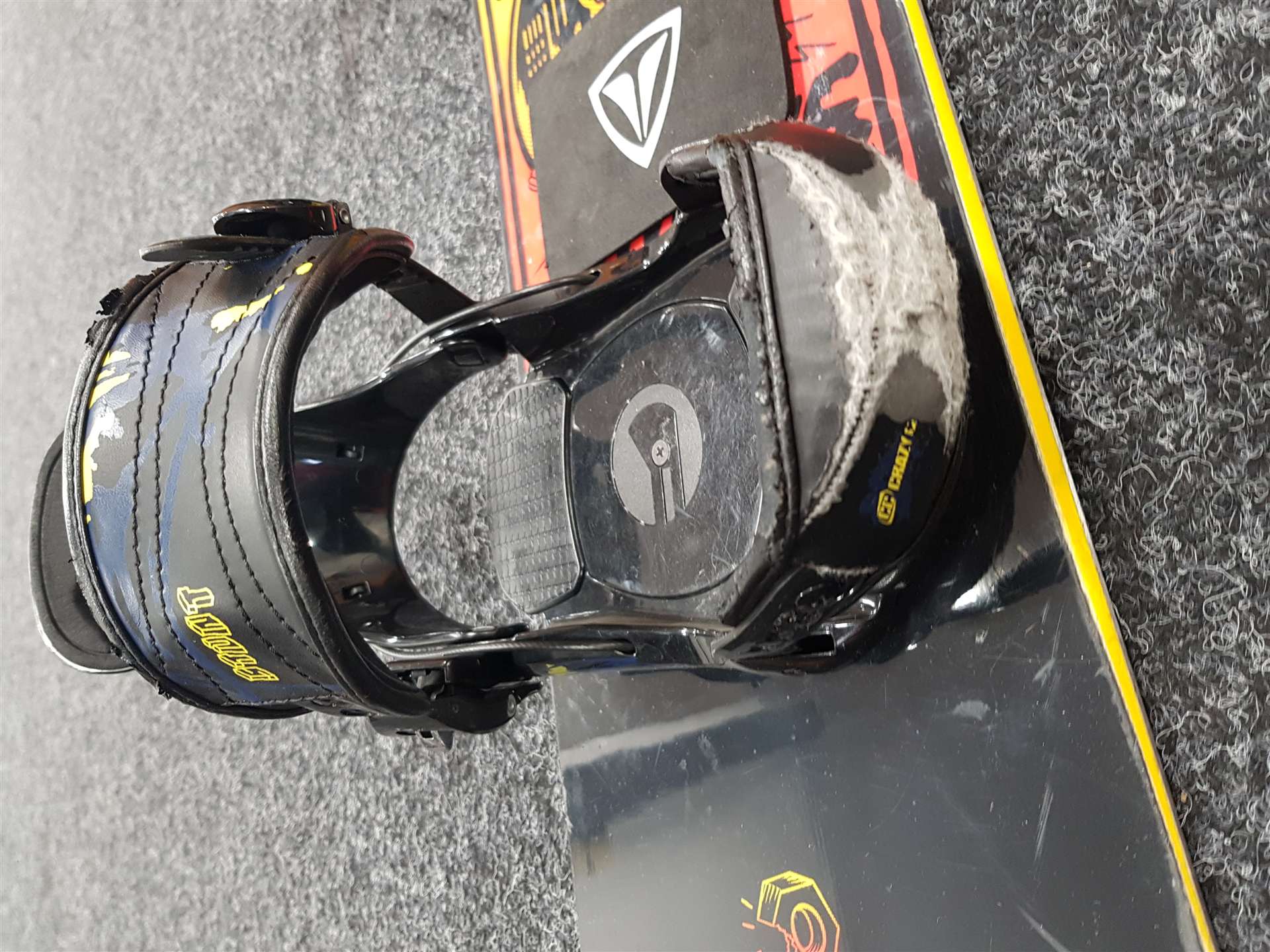 Używana deska snowboardowa SALOMON Grail + wiązania Stunt Fast Tec rozmiar XS/S