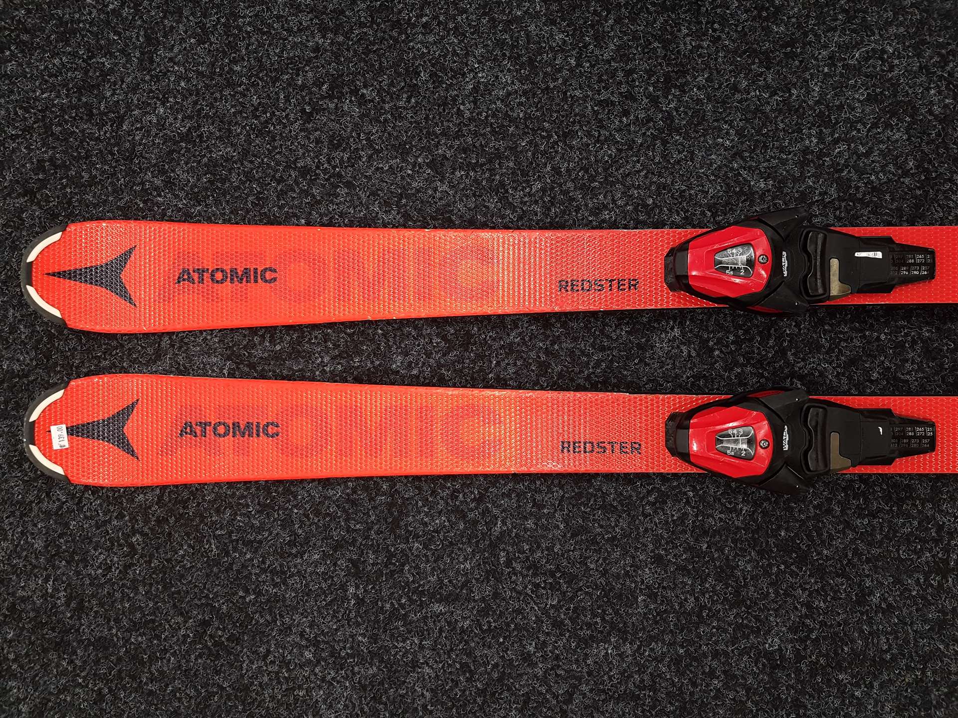 Použité lyže ATOMIC Redster + vázání Atomic 6
