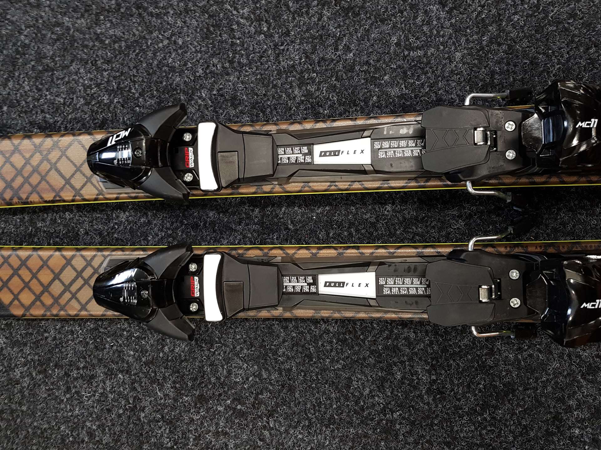 Použité lyže SCOTT Pure Piste 77 + vázání Salomon MC11