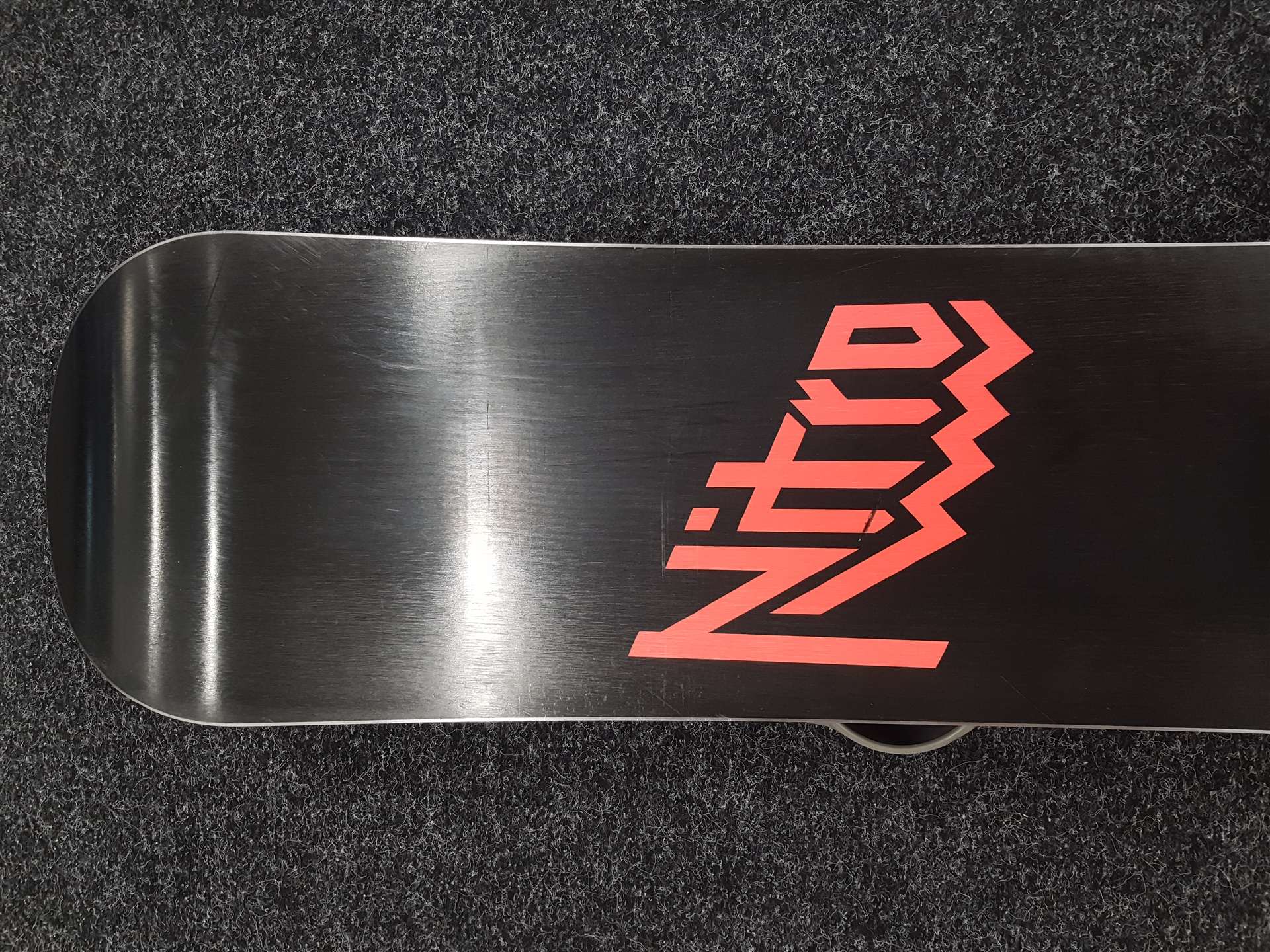 Použitý snowboard NITRO Metal + viazanie Salomon veľkosť L