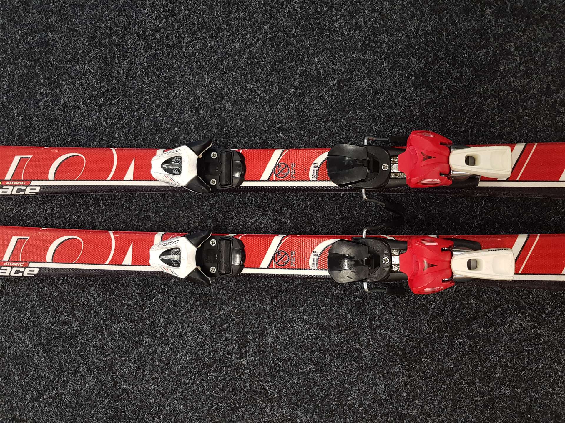 Sci da sci usati per bambini, modello ATOMIC Race + attacchi Atomic 7.5.