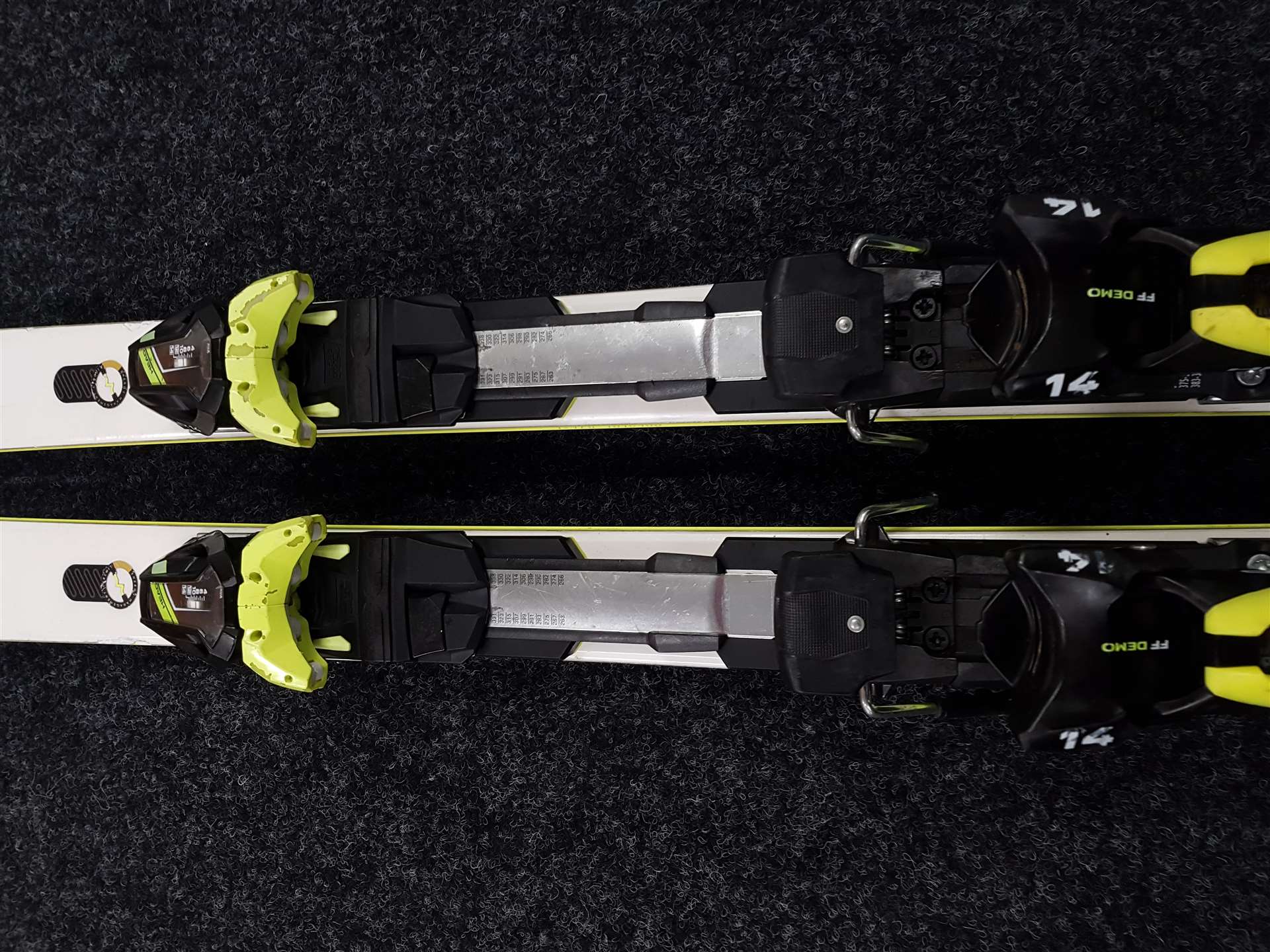 Použité lyže HEAD e-SPEED + vázání Head Freeflex 14