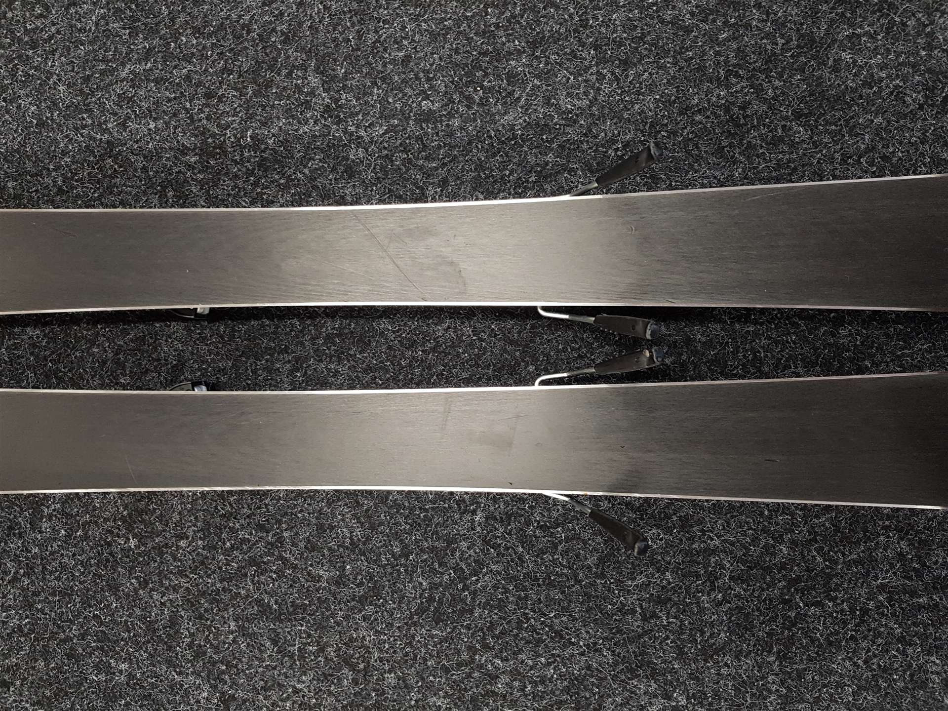 Sci HEAD V4 usati + attacchi Tyrolia PR 10