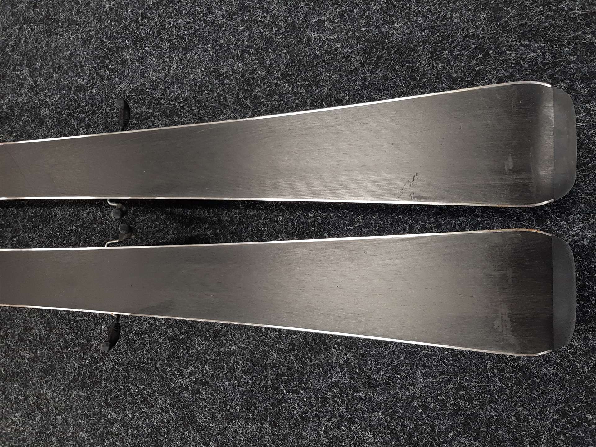 Sci HEAD V4 usati + attacchi Tyrolia PR 10