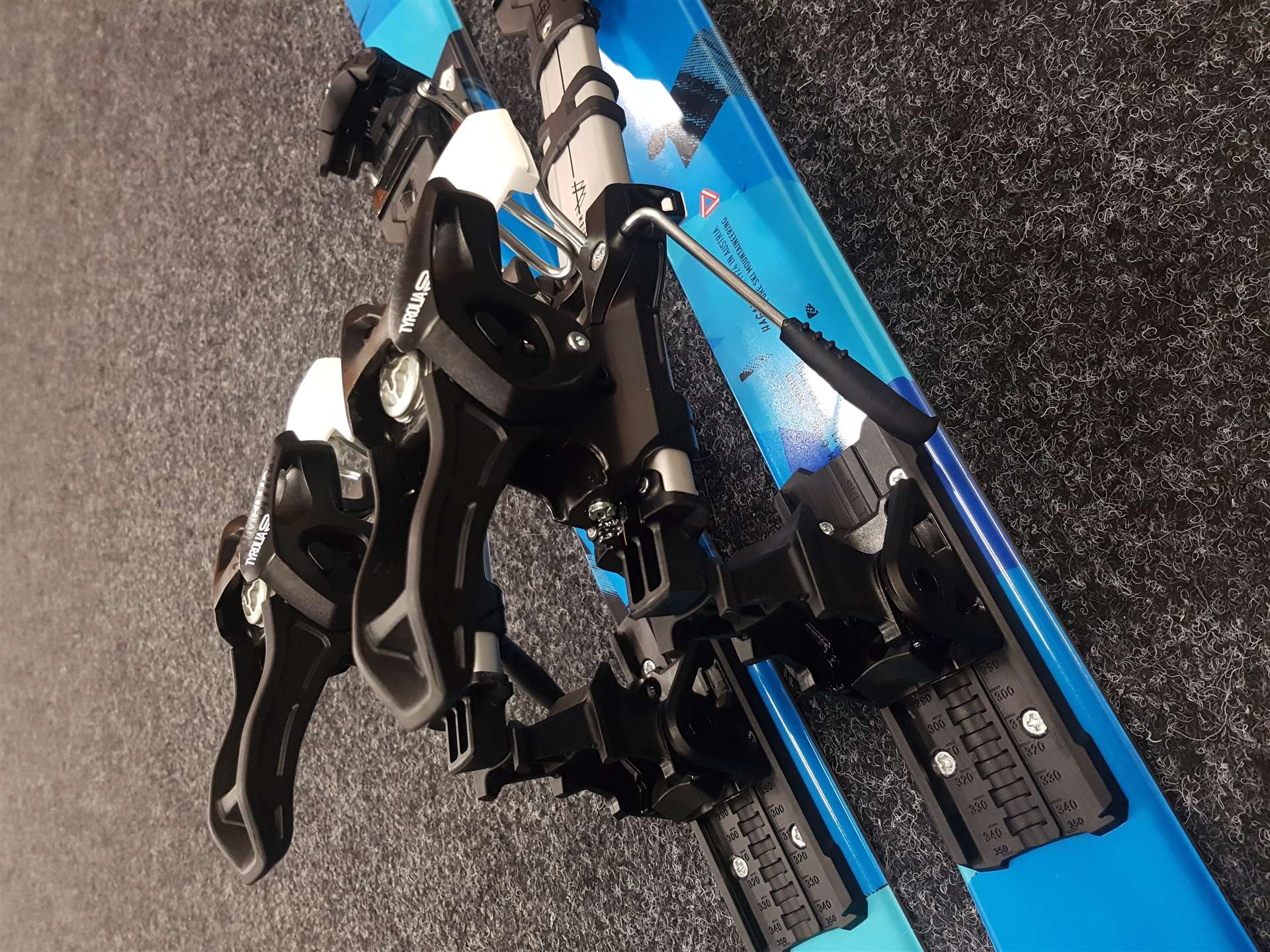 Použité skialpové lyže Hagan Boost Jr. + Tyrolia Ambition 10.0 + Použité pásy