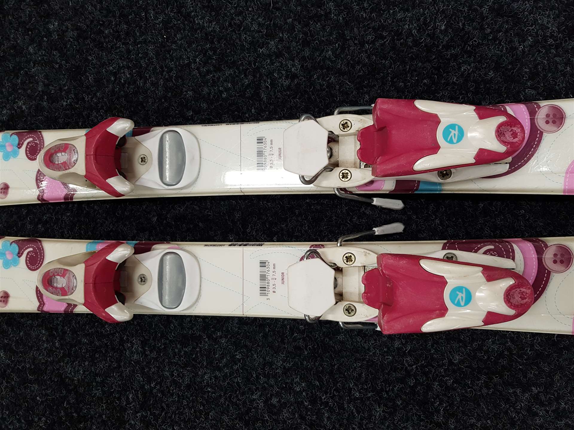 Skis ROSSIGNOL Lolita d'occasion + fixations Rosiignol Comp J