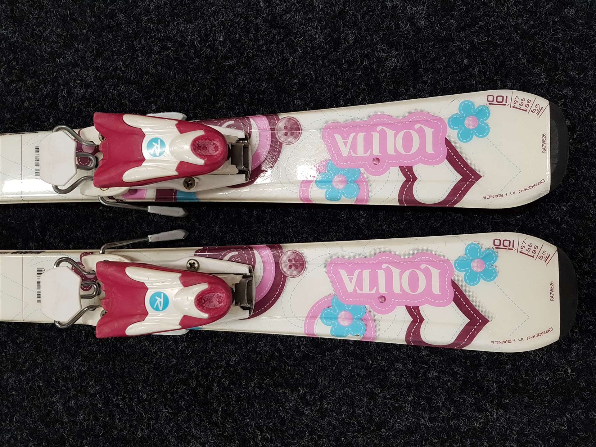 Skis ROSSIGNOL Lolita d'occasion + fixations Rosiignol Comp J