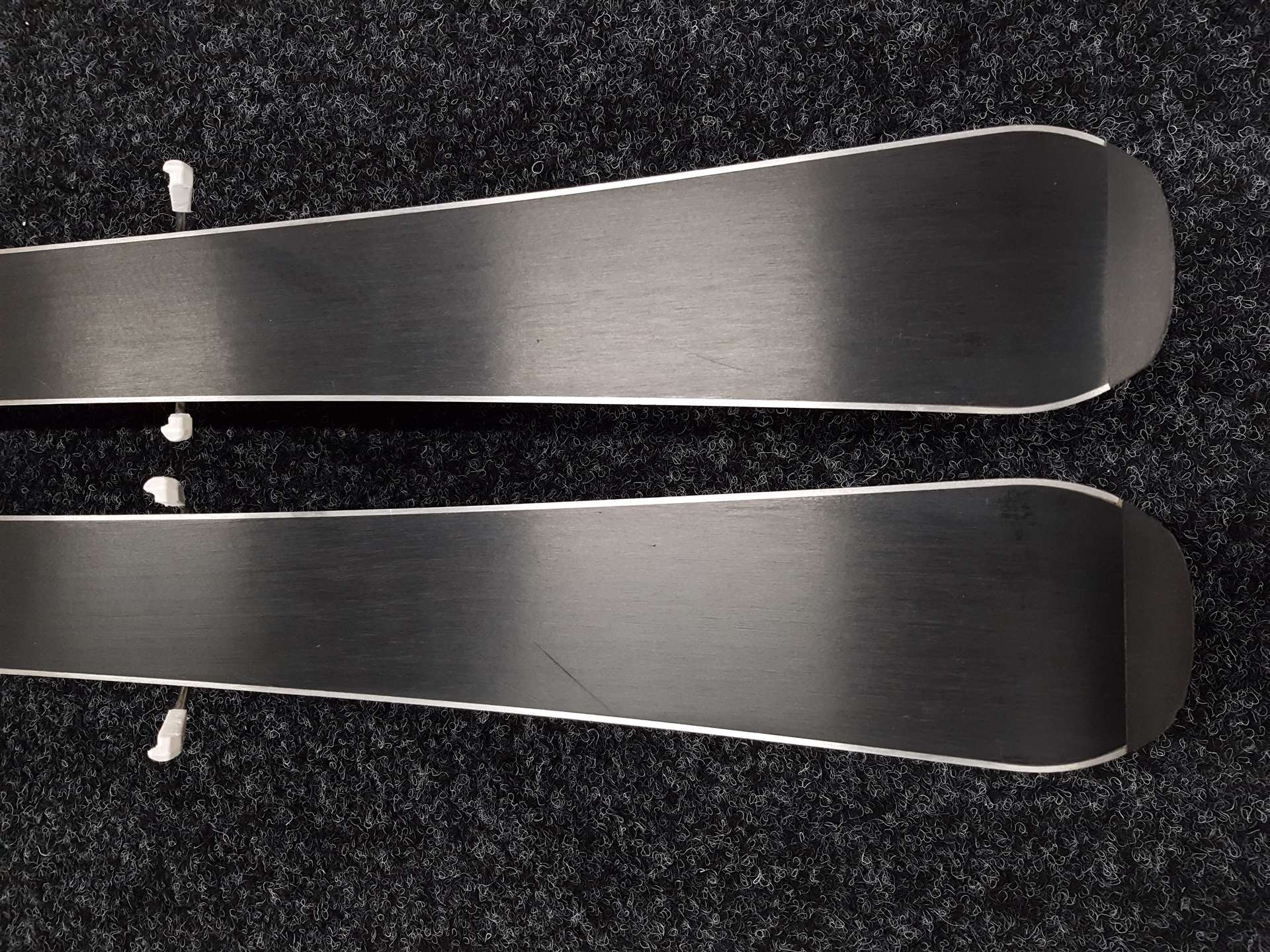 Skis ROSSIGNOL Lolita d'occasion + fixations Rosiignol Comp J