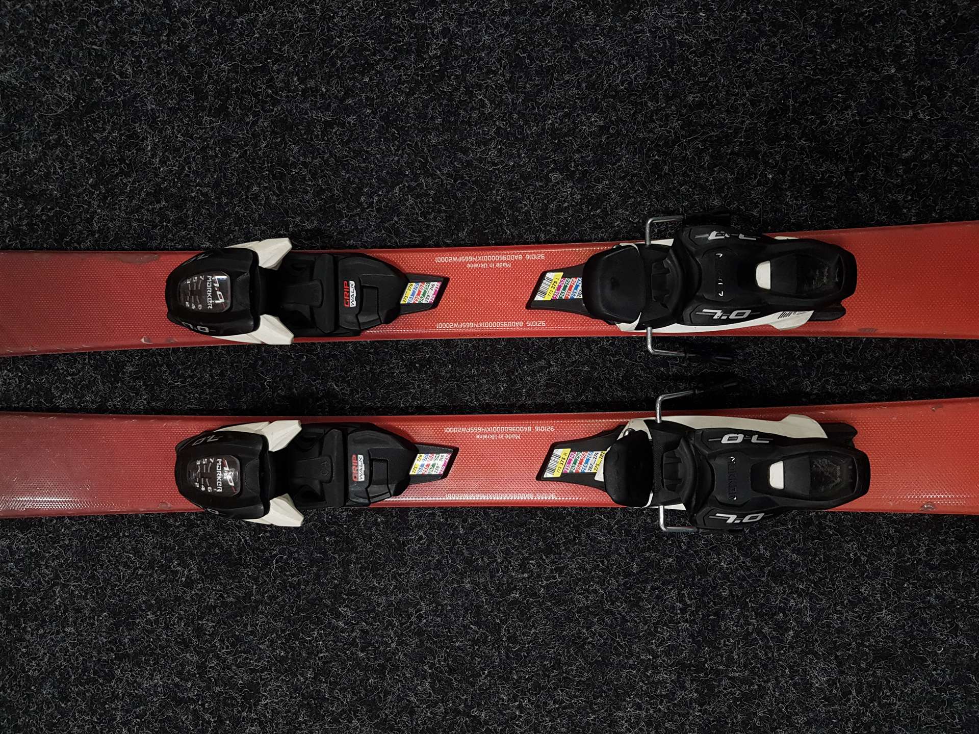 Skis enfant d'occasion BLIZZARD Brahma JR + fixations Marker 7
