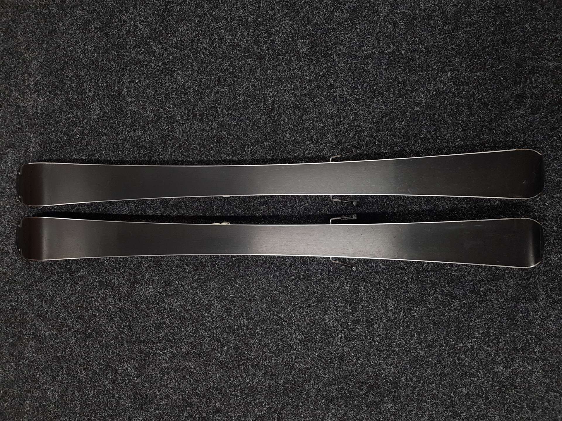 Skis enfant d'occasion BLIZZARD Brahma JR + fixations Marker 7