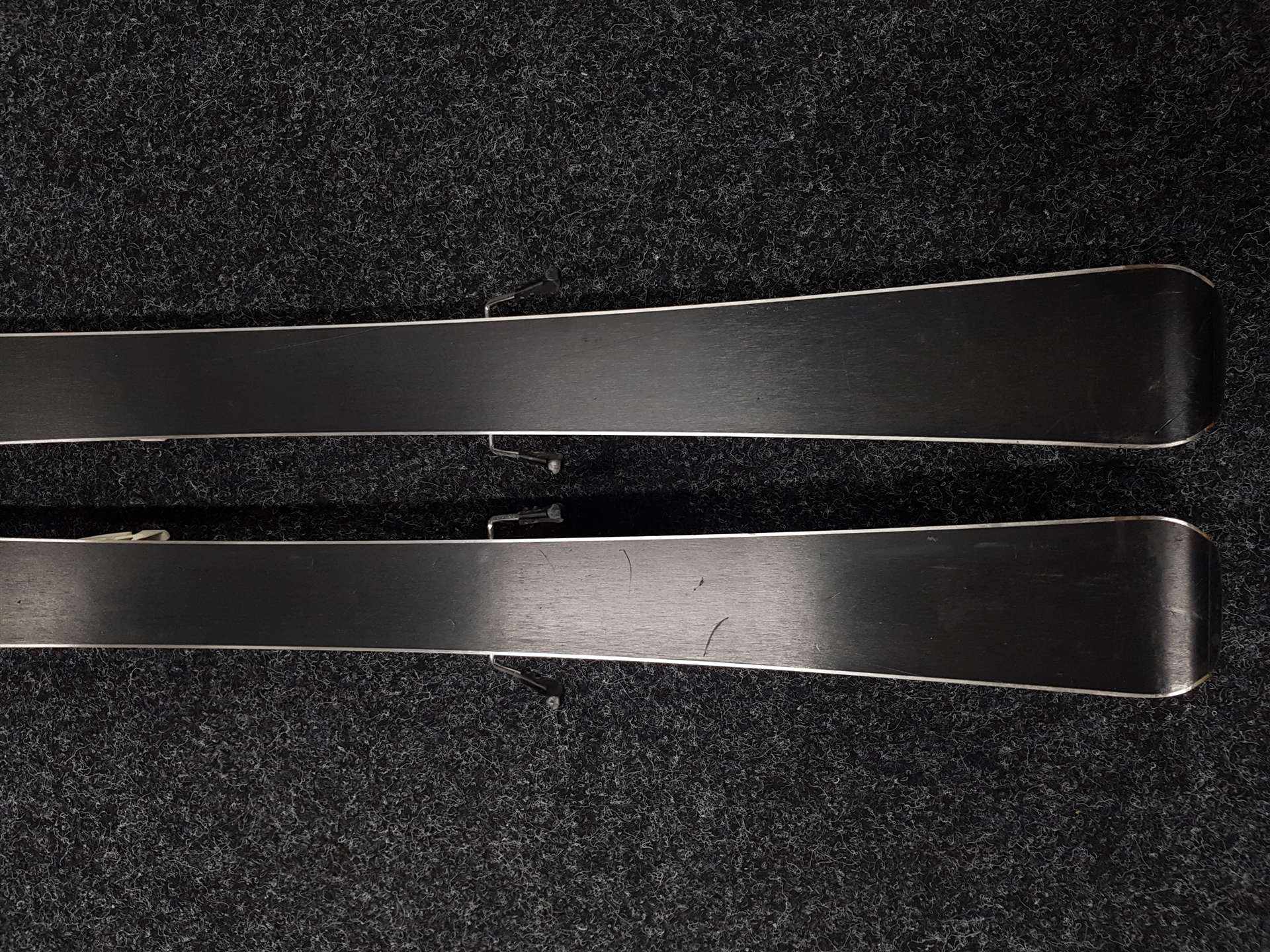 Skis enfant d'occasion BLIZZARD Brahma JR + fixations Marker 7