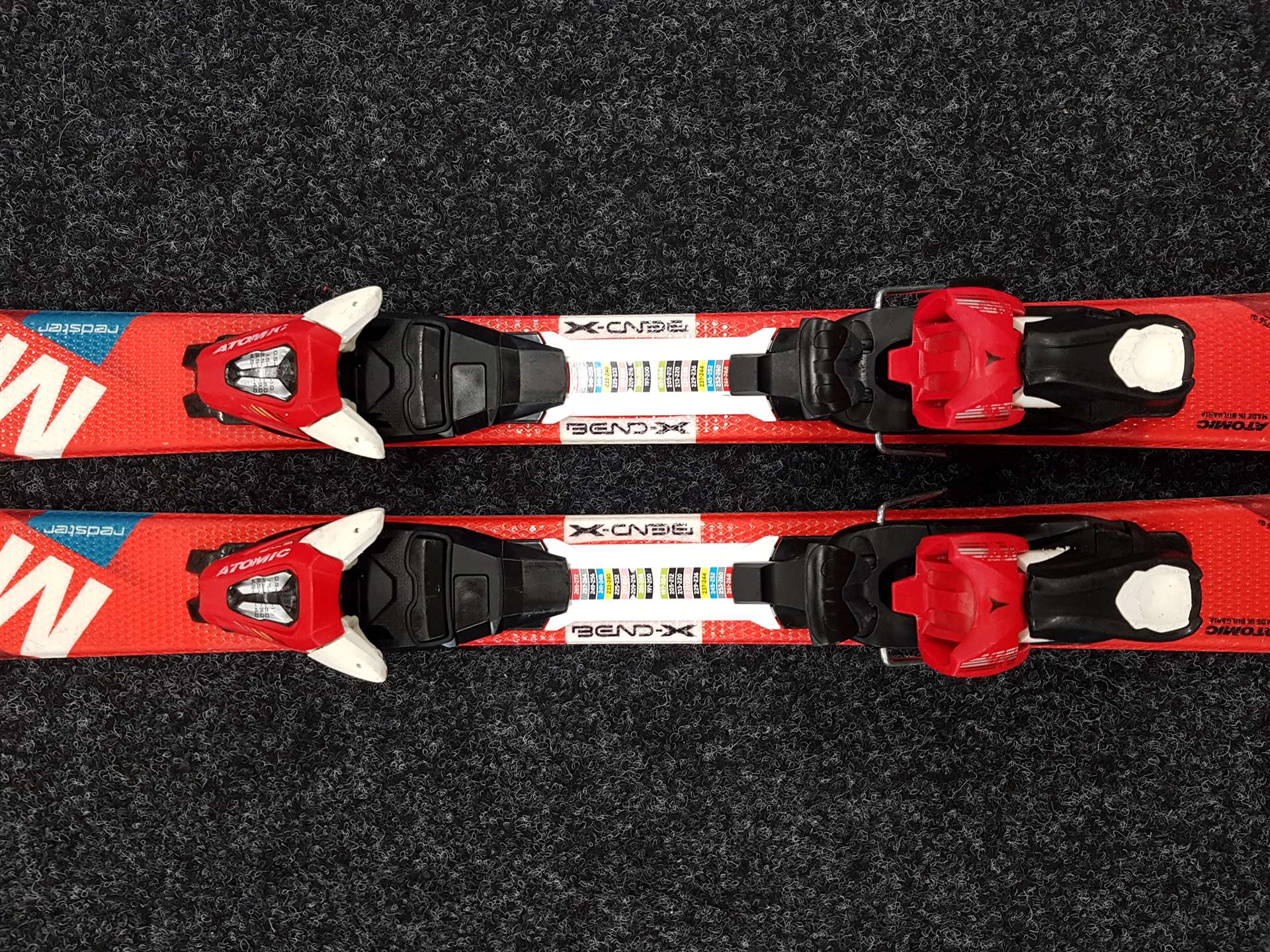 Použité dětské lyže ATOMIC Redster XT + vázání Atomic XTE 045