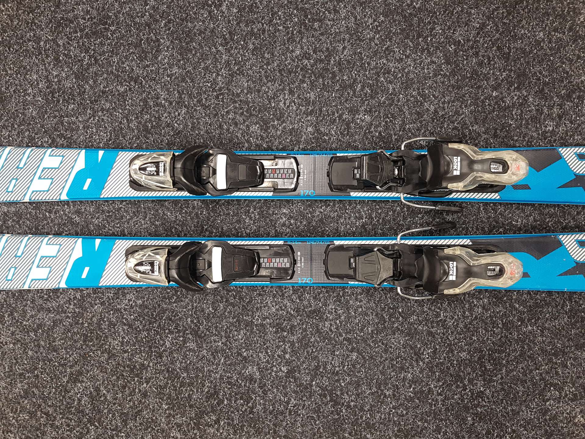 Skis ROSSIGNOL React 2 Carbon d'occasion + fixations Look Xpress 10