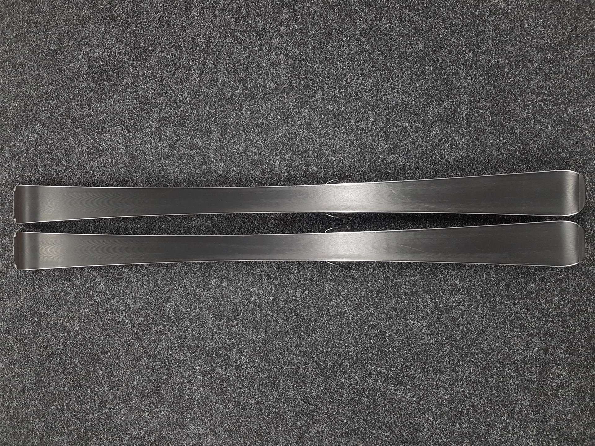Skis ROSSIGNOL React 2 Carbon d'occasion + fixations Look Xpress 10