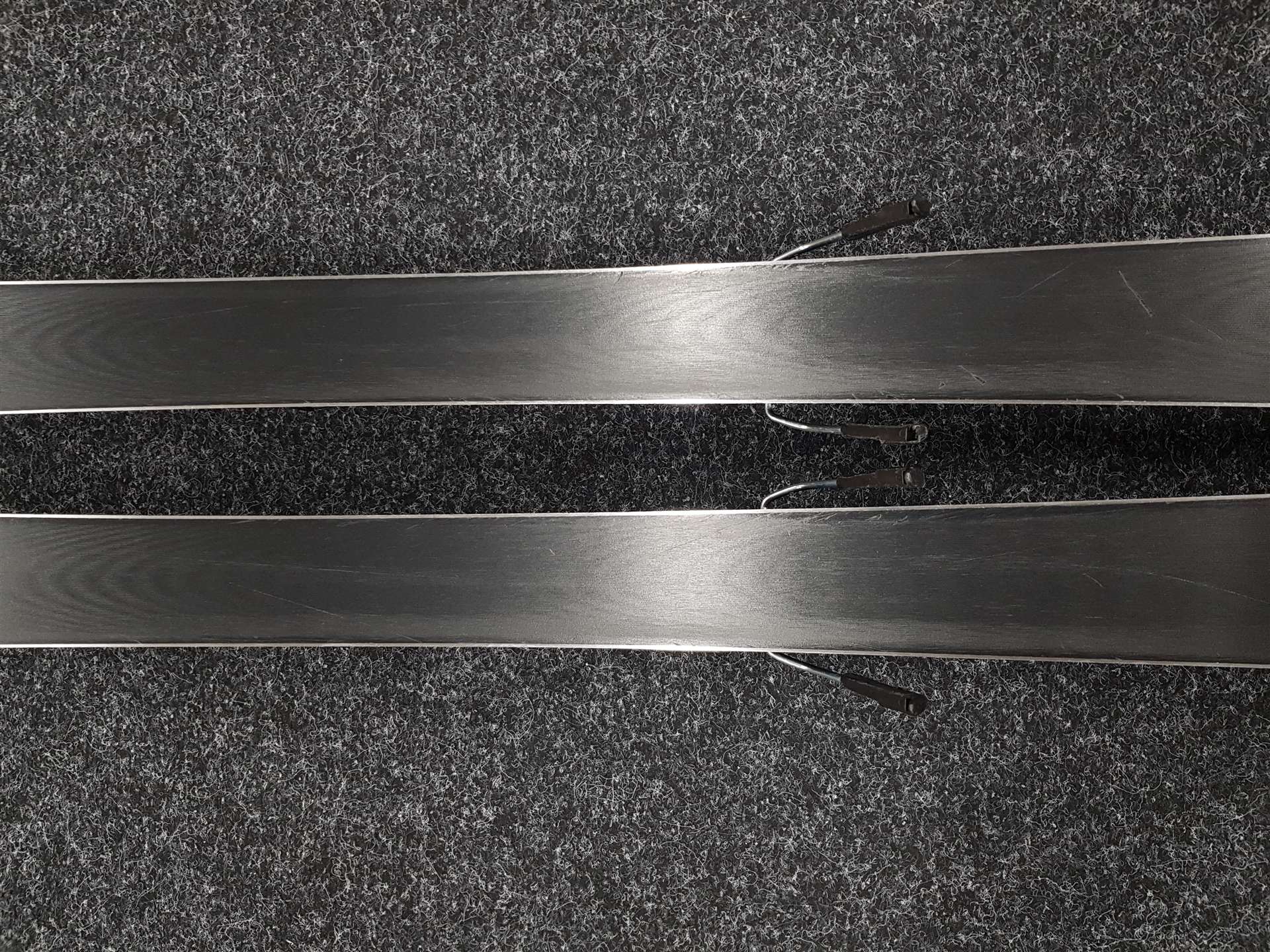 Skis ROSSIGNOL React 2 Carbon d'occasion + fixations Look Xpress 10
