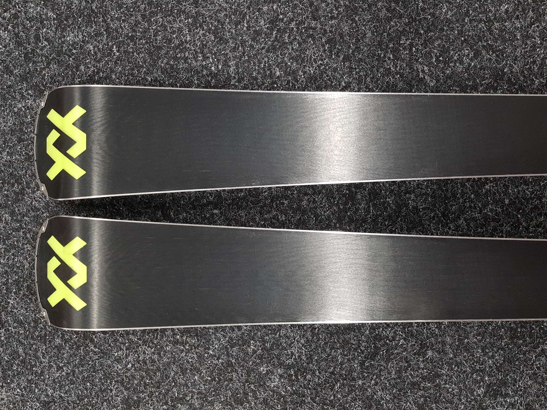 Schiuri VOLKL Racetiger SL 11 folosite + legături Marker Motion R12