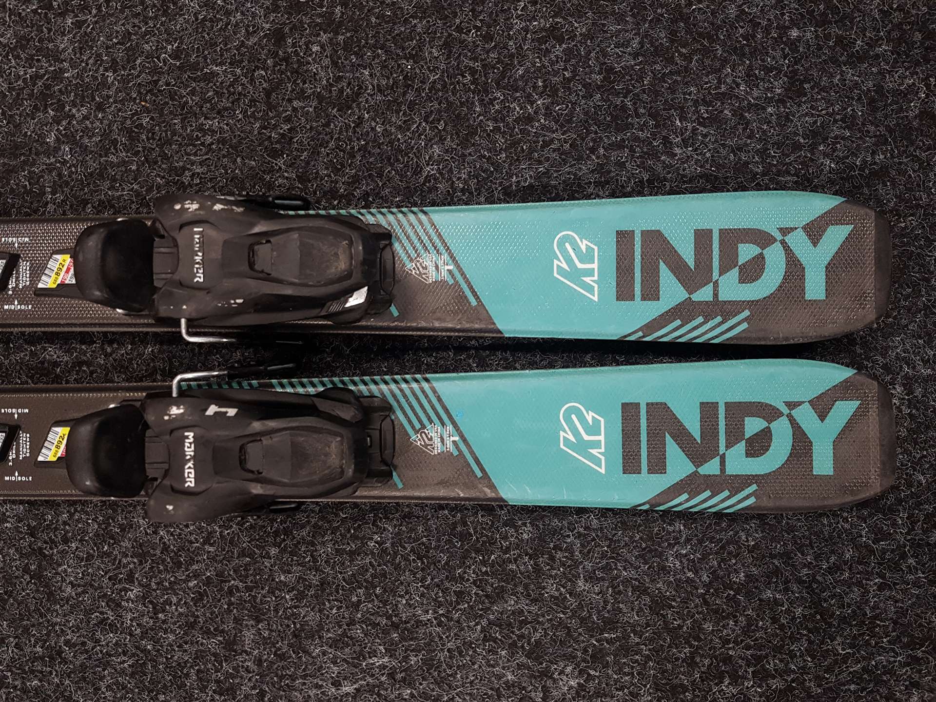 Esquís infantiles usados K2 INDY + fijaciones Marker 4.5