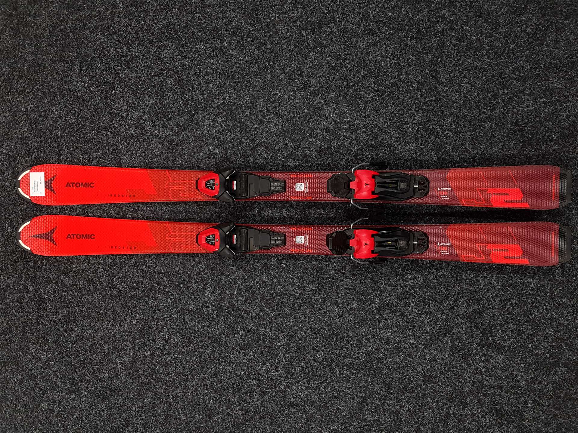 Skis enfant d'occasion ATOMIC Redster J2 + fixations Atomic 6