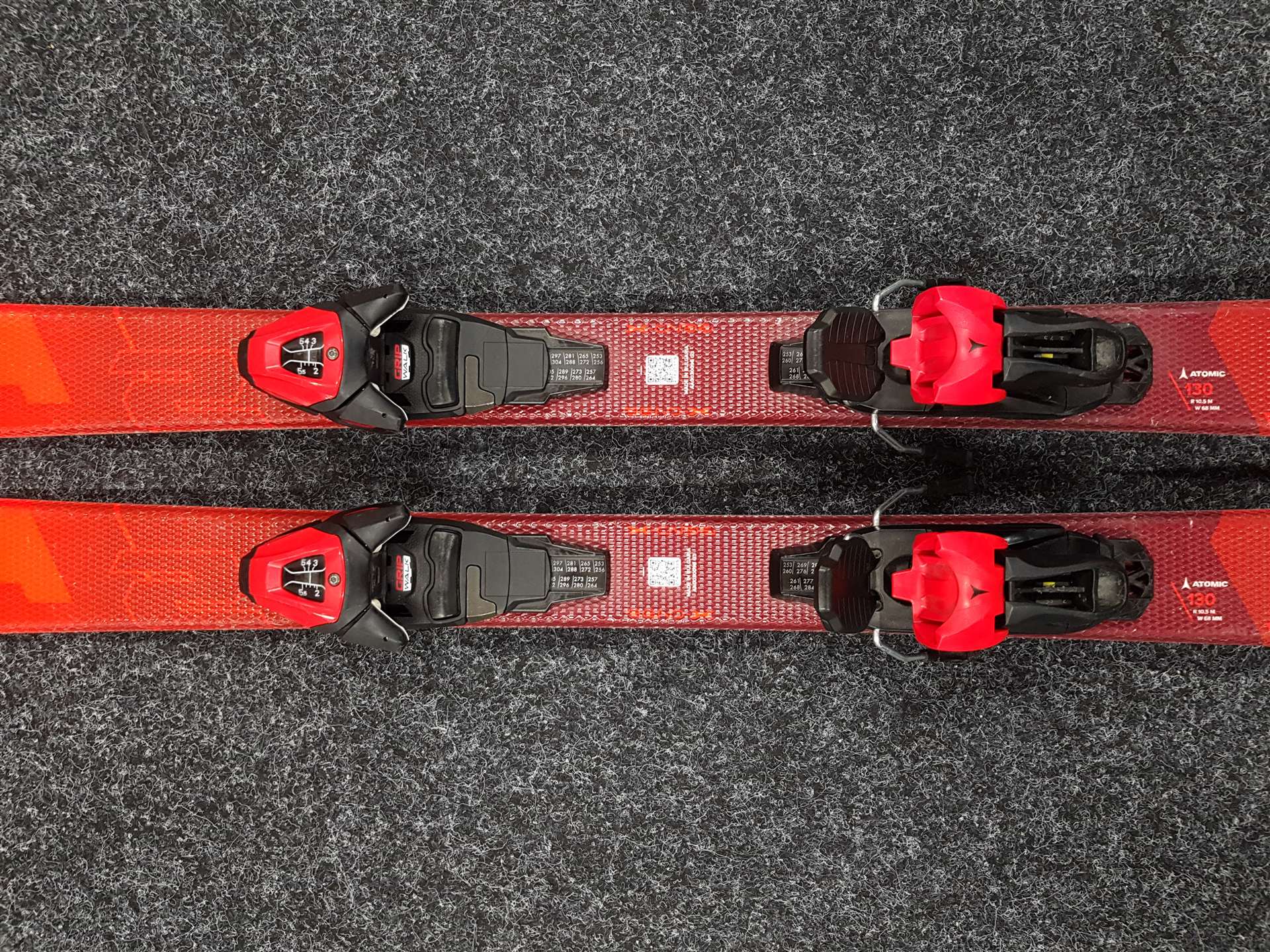 Skis enfant d'occasion ATOMIC Redster J2 + fixations Atomic 6