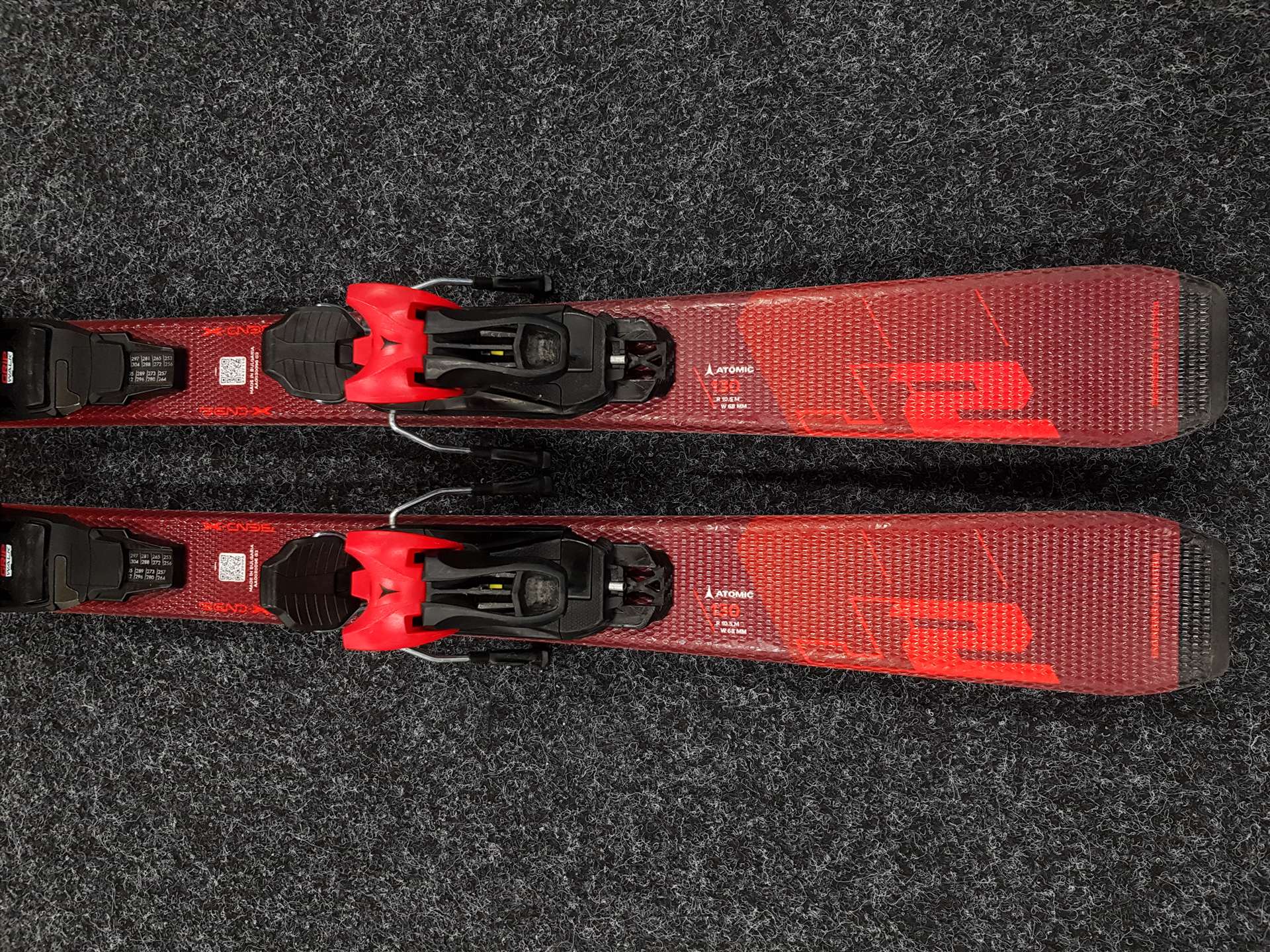 Skis enfant d'occasion ATOMIC Redster J2 + fixations Atomic 6