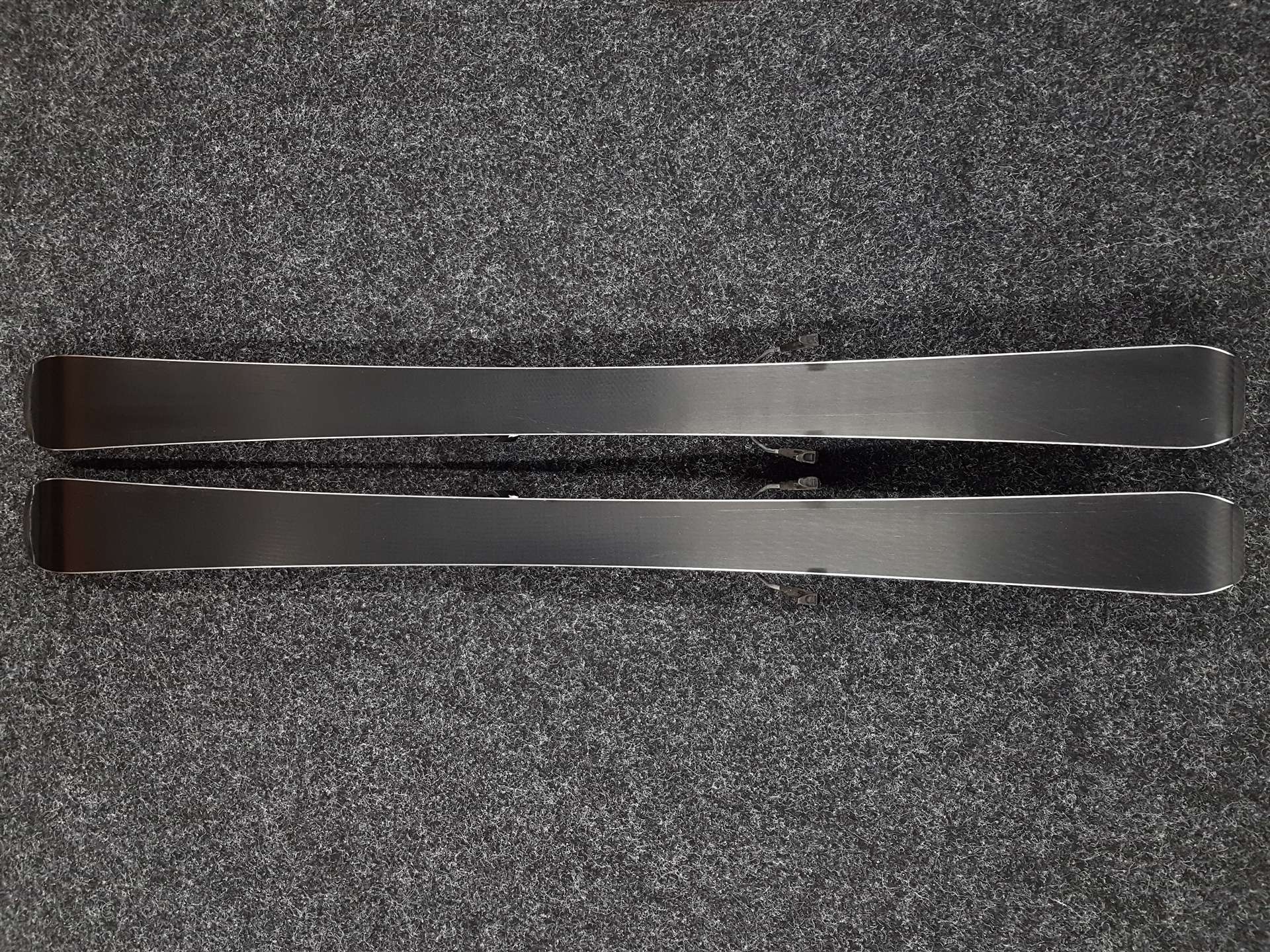 Skis enfant d'occasion ATOMIC Redster J2 + fixations Atomic 6