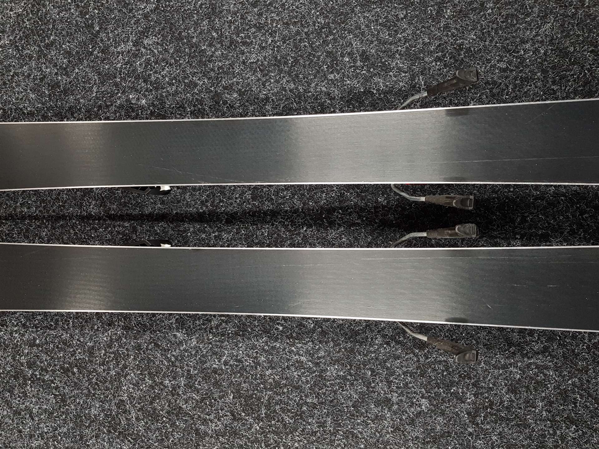 Skis enfant d'occasion ATOMIC Redster J2 + fixations Atomic 6