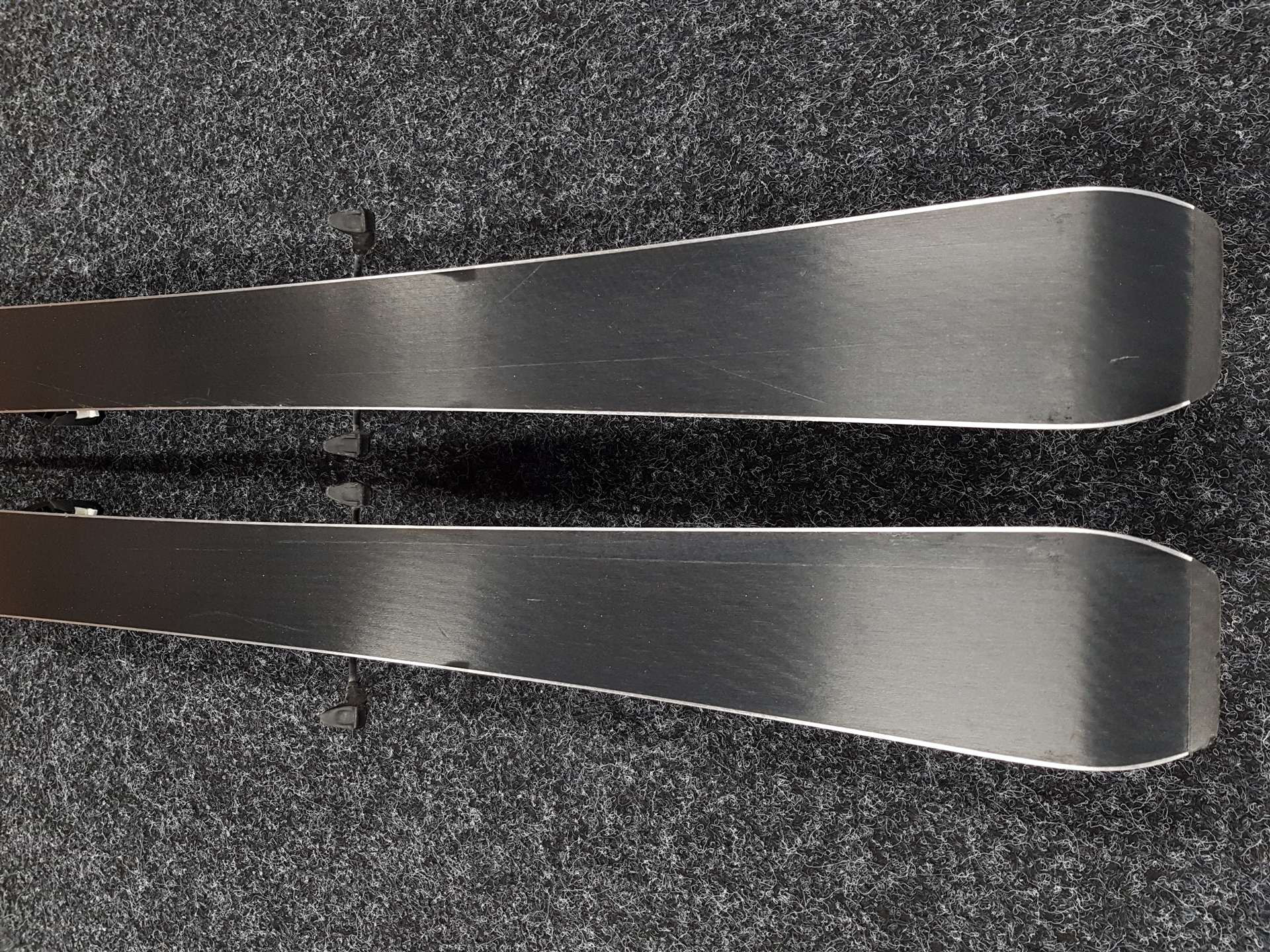 Skis enfant d'occasion ATOMIC Redster J2 + fixations Atomic 6