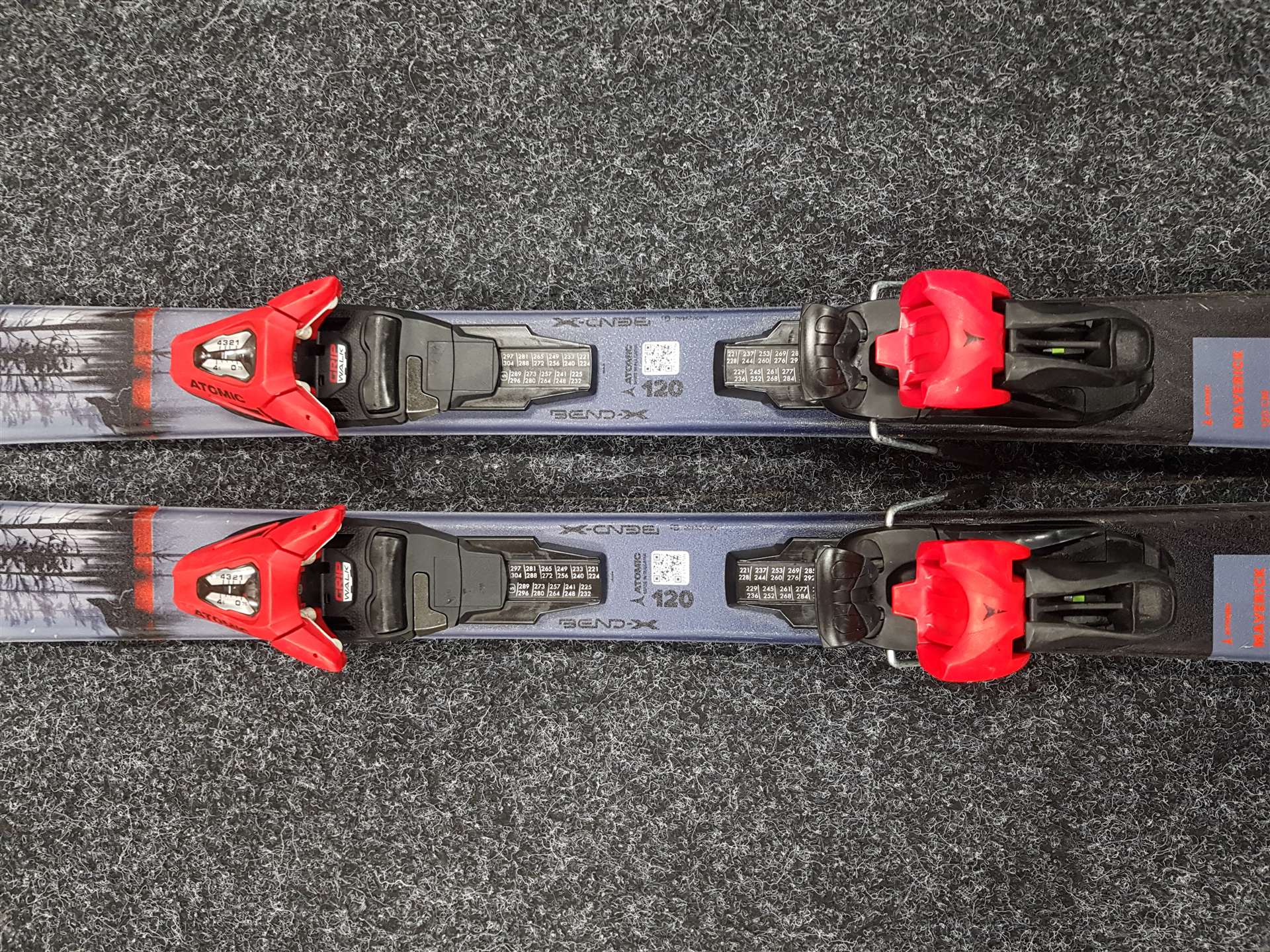 Esquís infantiles usados ATOMIC Maverick + fijaciones Atomic 5