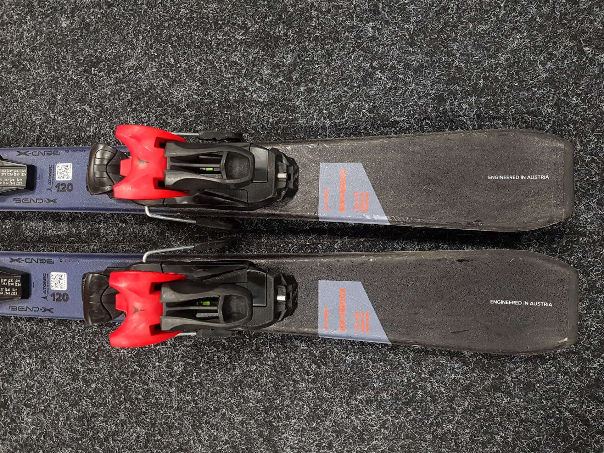 Esquís infantiles usados ATOMIC Maverick + fijaciones Atomic 5