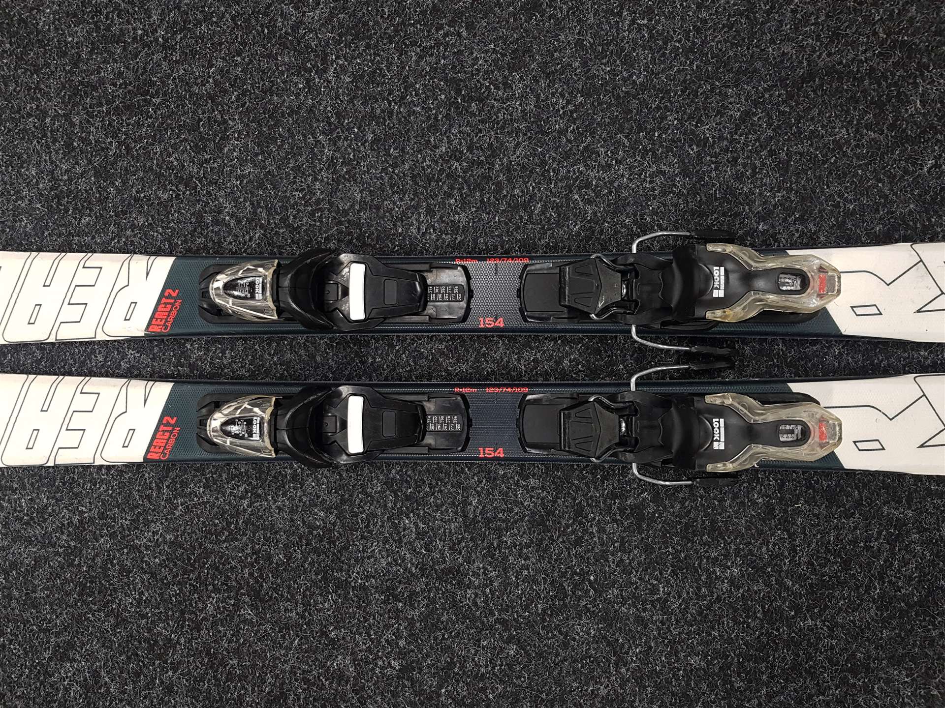 Použité lyže ROSSIGNOL React 2 Carbon + viazanie Look Xpress 10