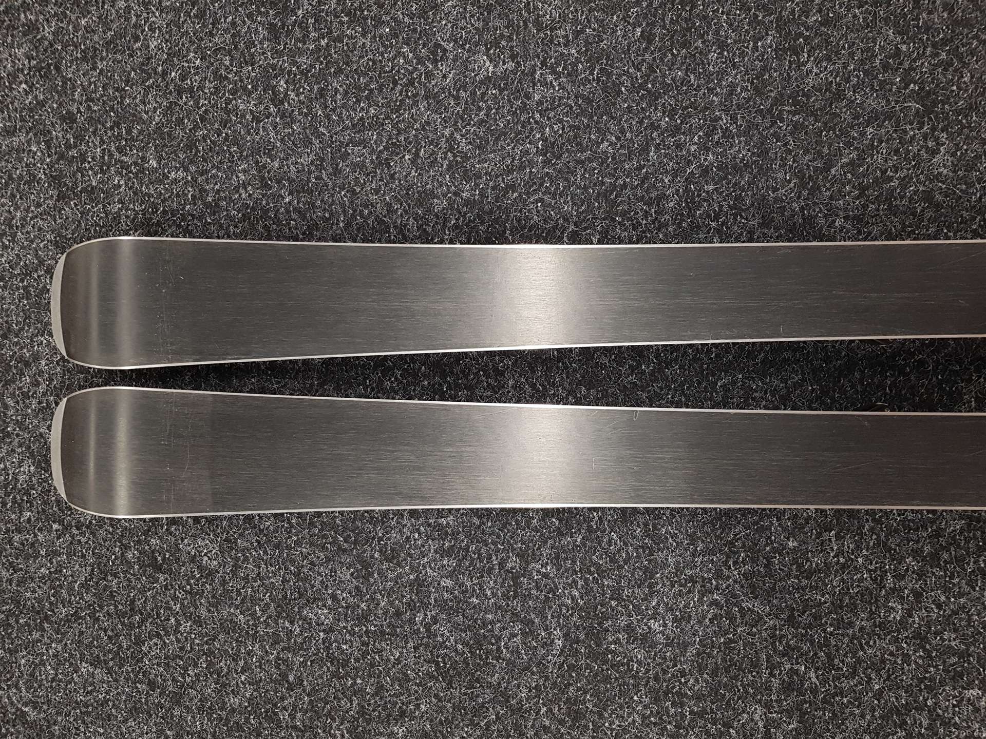 Skis ROSSIGNOL Edge JR d'occasion + fixations Fischer FJ 7