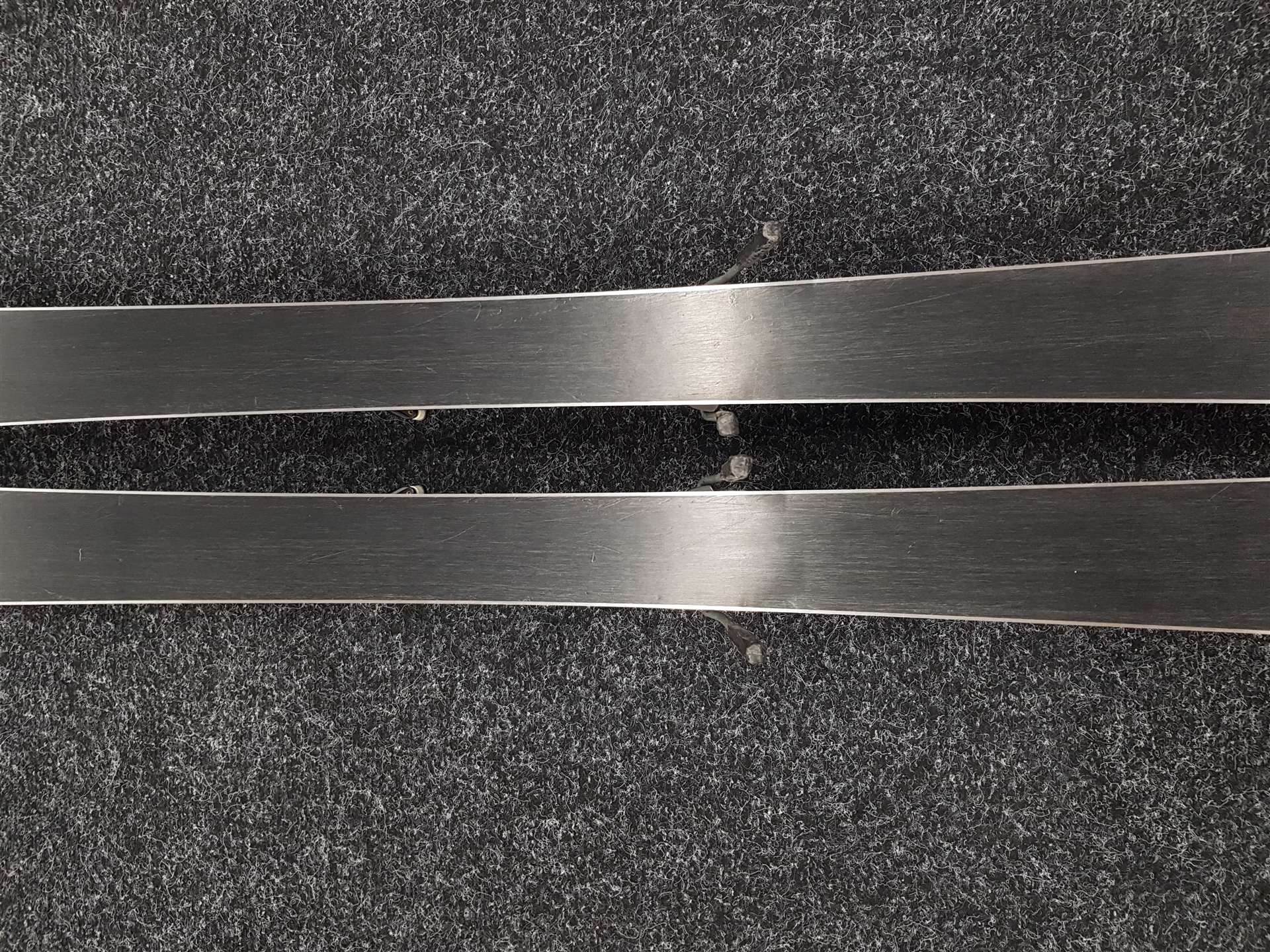 Skis ROSSIGNOL Edge JR d'occasion + fixations Fischer FJ 7