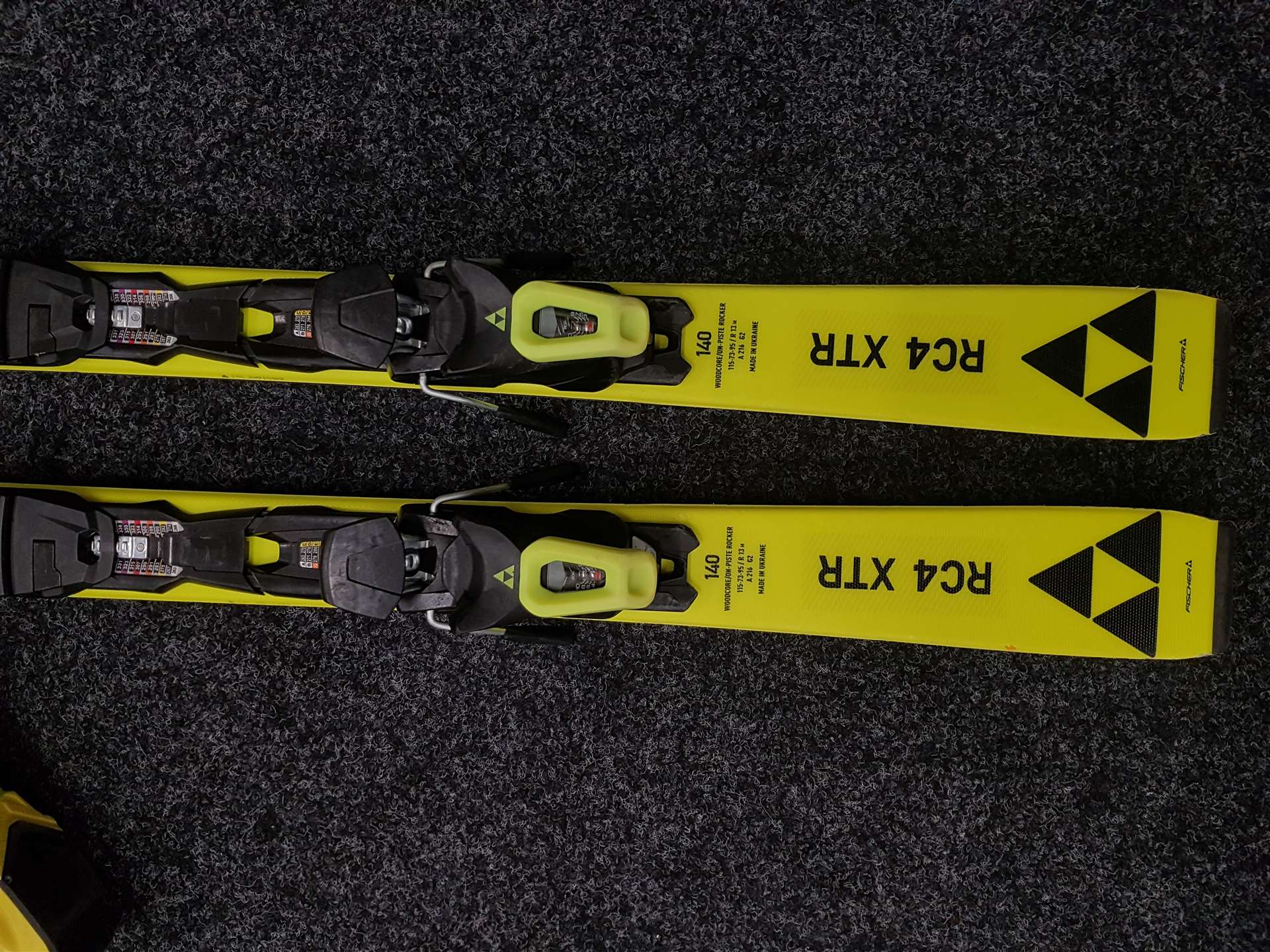 Bazárové lyže FISCHER RC4 XTR + lyžiarky SALOMON XMAX 80