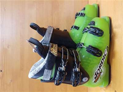 Botas de esquí usadas Equipo de patrocinadores de NORDICA