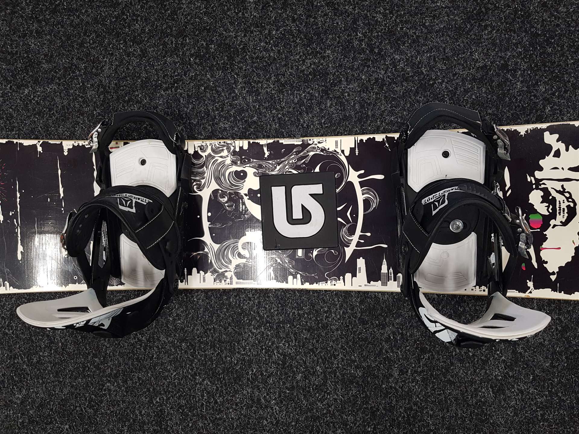 Gebrauchtes ATOMIC Snowboard + Atomic Bindungen Größe M