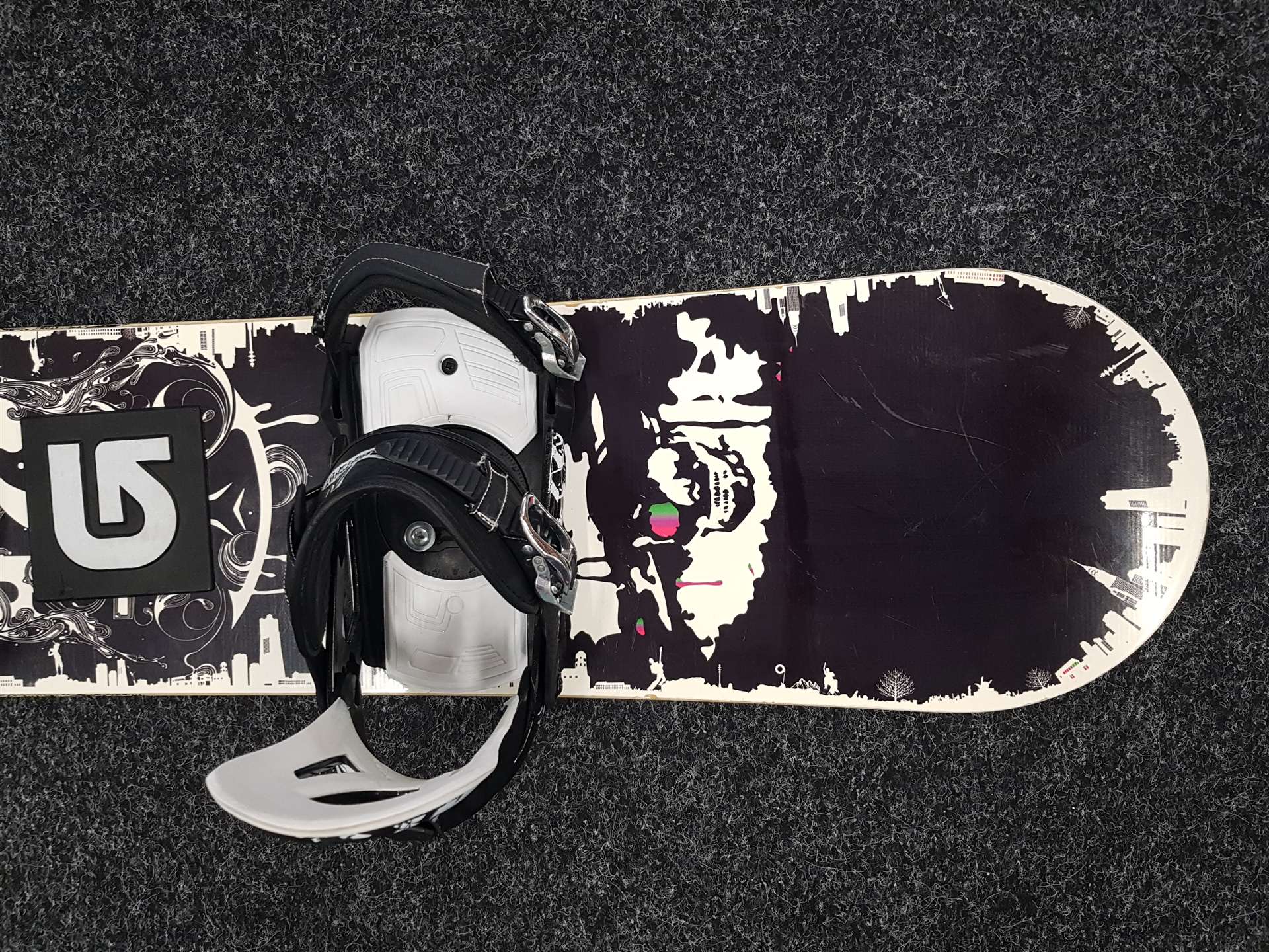 Gebrauchtes ATOMIC Snowboard + Atomic Bindungen Größe M