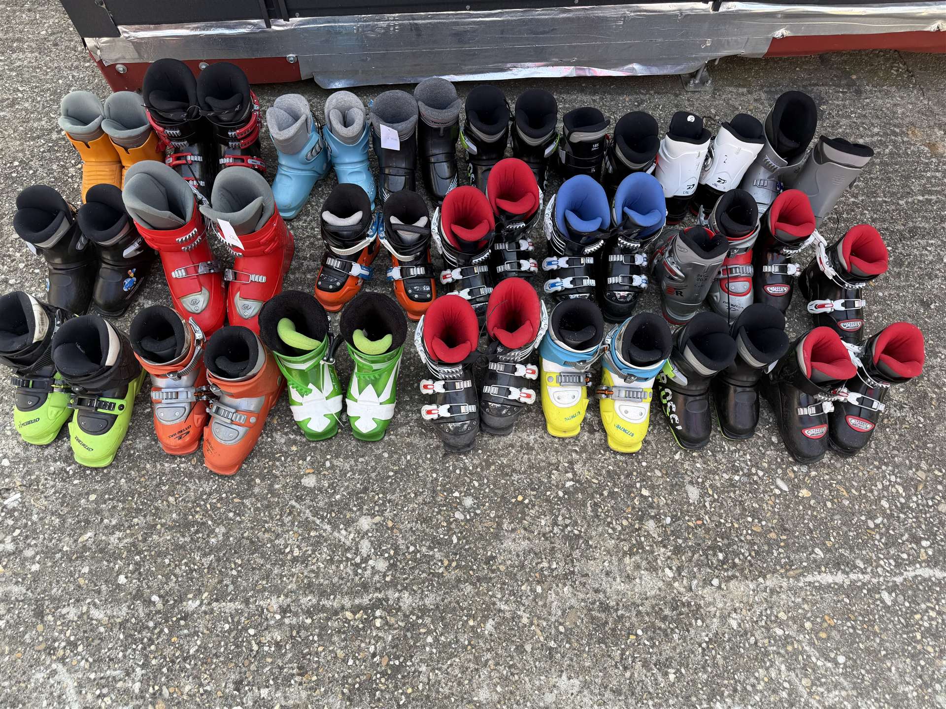 Confezione all'ingrosso di scarponi da sci usati