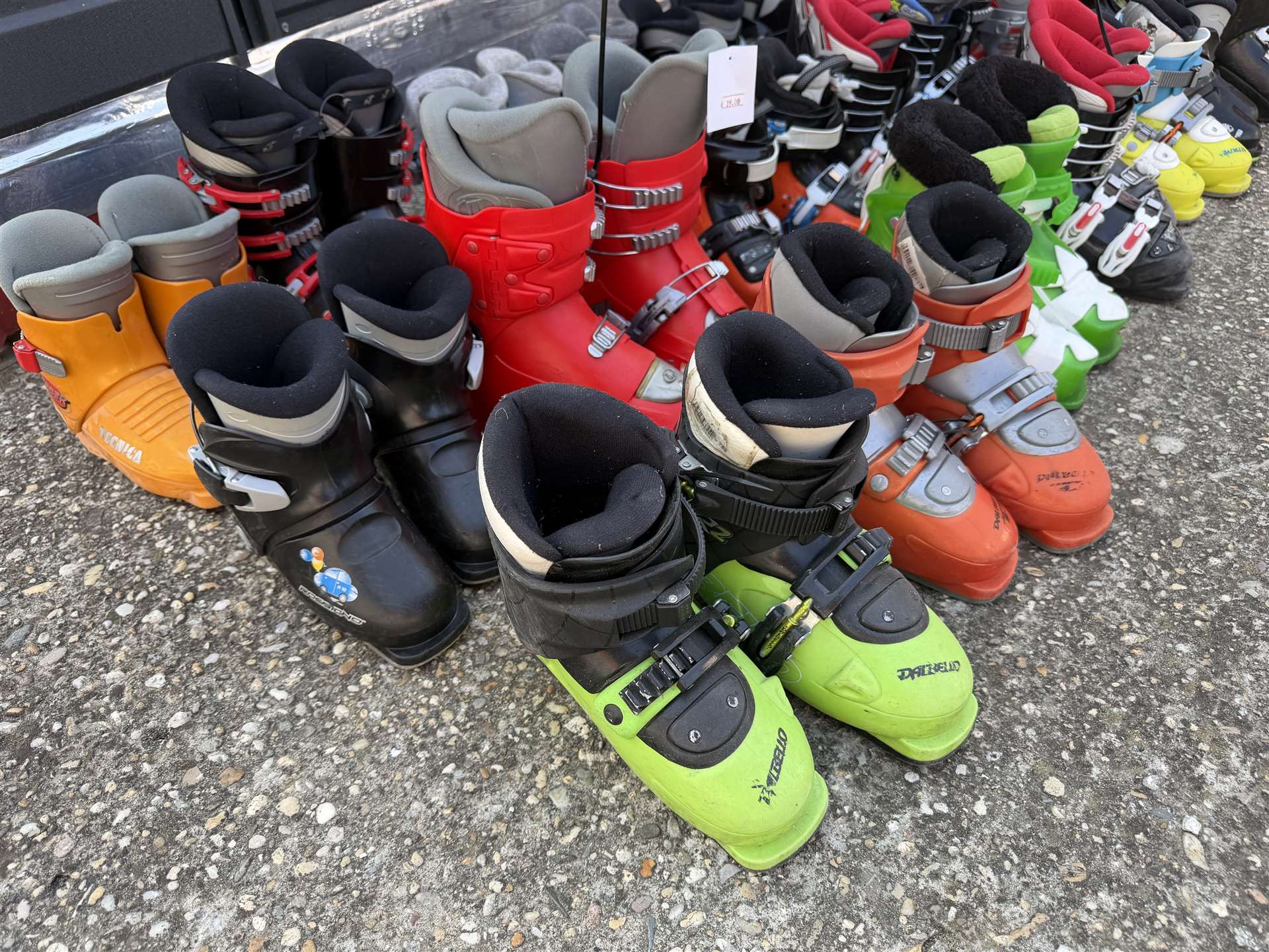 Confezione all'ingrosso di scarponi da sci usati